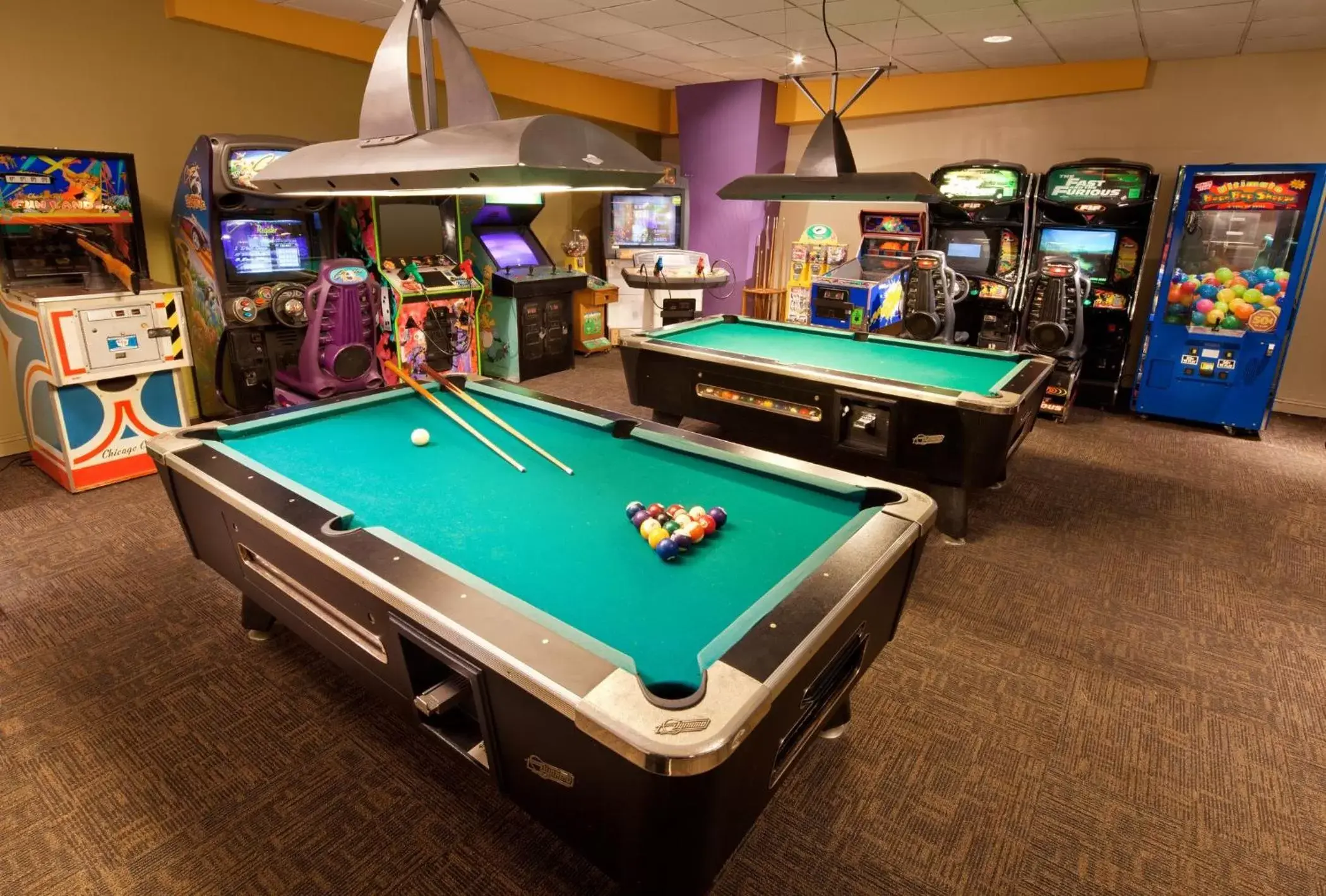 Game Room, Billiards in Anaheim Majestic Garden Hotel