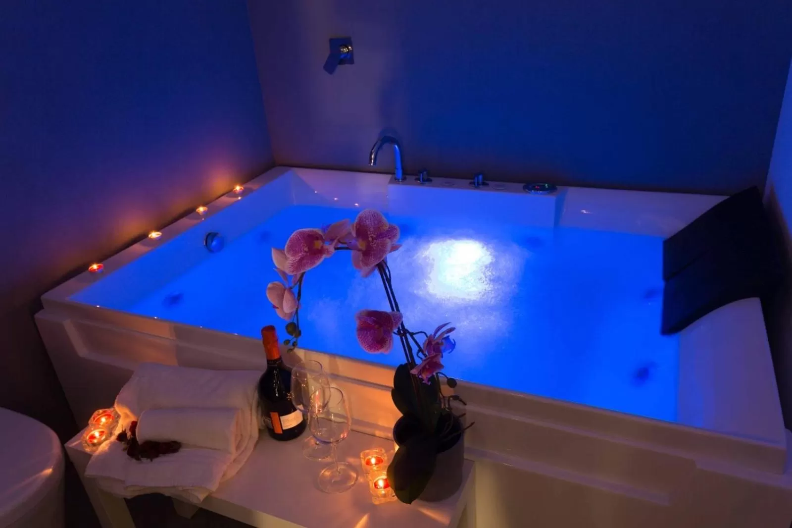 Hot Tub in ETNEA 208 LUXURY JACUZZI SUITE Catania