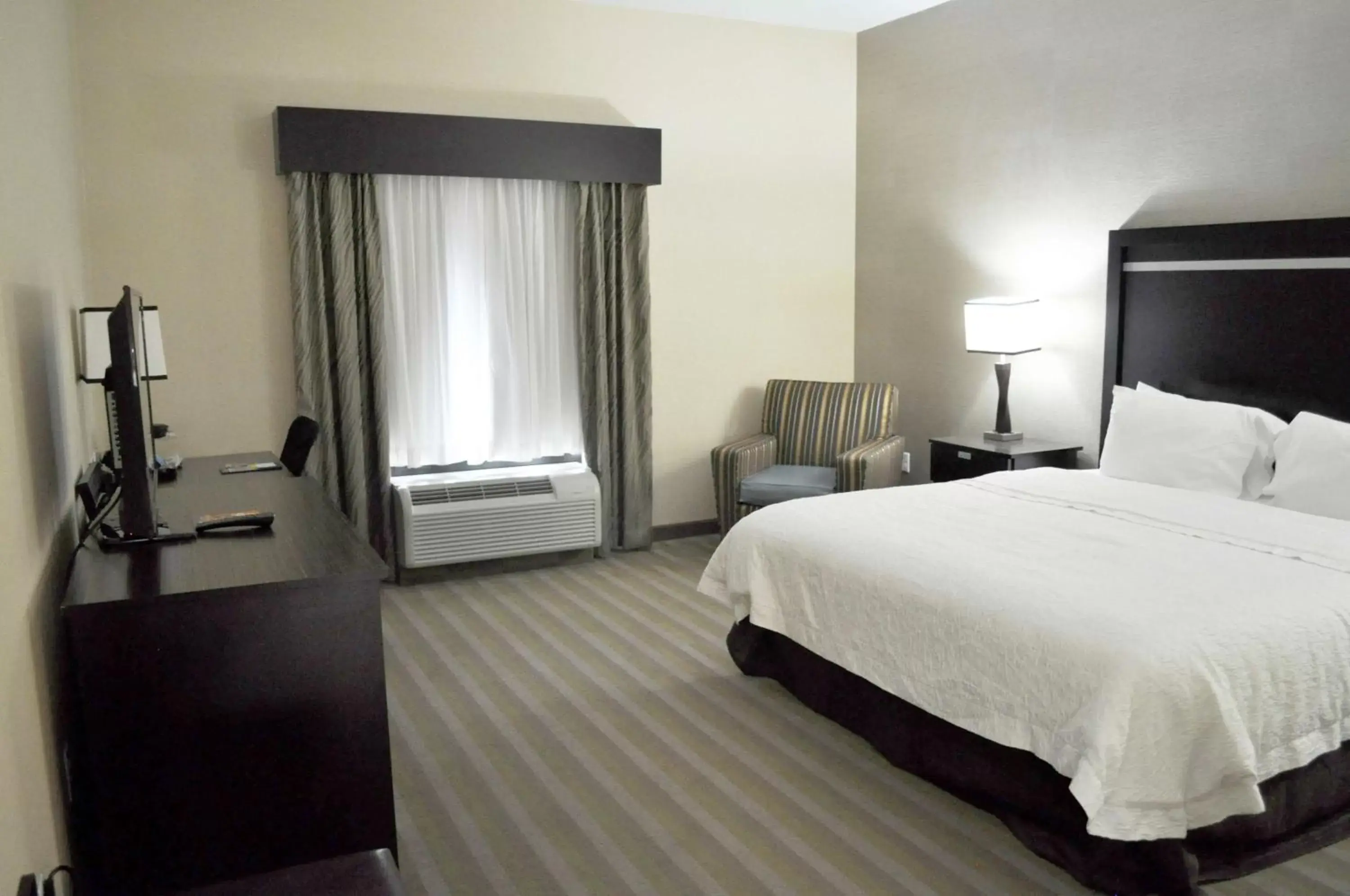 King Room with Roll-In Shower - Mobility and Hearing Access/Non-Smoking in Hampton Inn & Suites Toledo/Westgate King Room with Roll-In Shower - Mobility and Hearing Access/Non-Smoking in Hampton Inn & Suites Toledo/Westgate