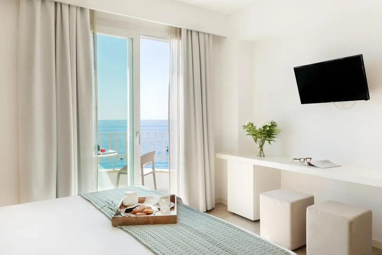 Bedroom, TV/Entertainment Center in Albatros Beach Hotel