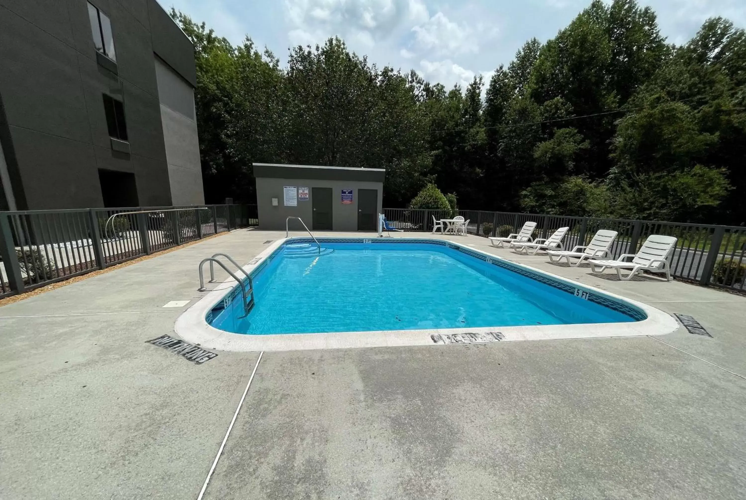 Pool view, Swimming Pool in La Quinta Inn & Suites by Wyndham Fayetteville I-95