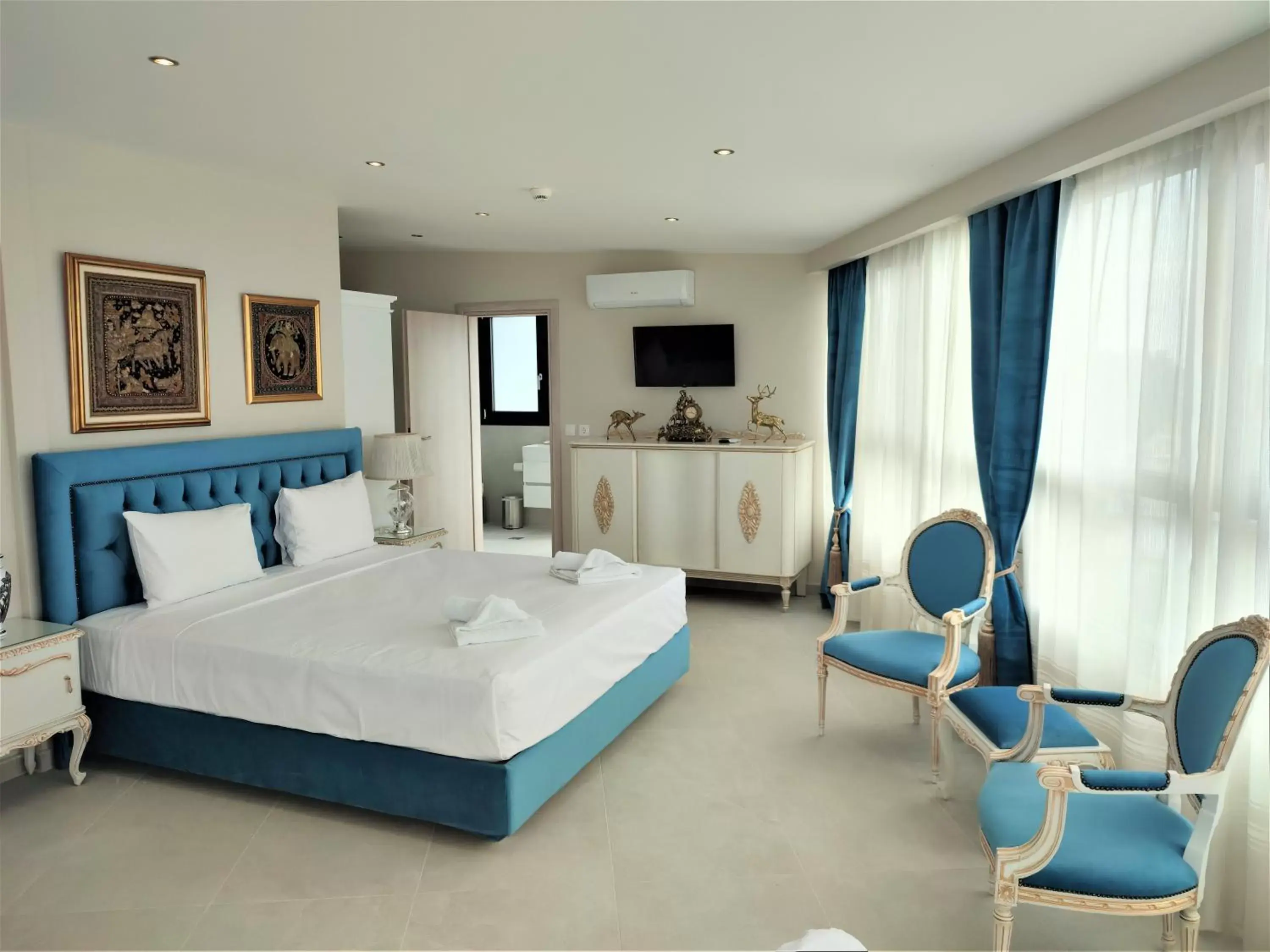 Photo of the whole room in Light Blue Hotel