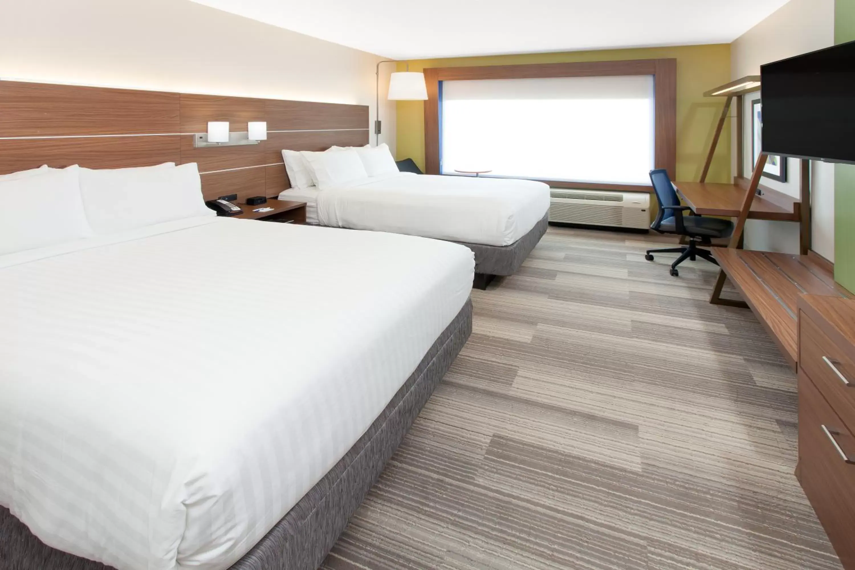 Bed in Holiday Inn Express & Suites - Sterling Heights-Detroit Area, an IHG Hotel