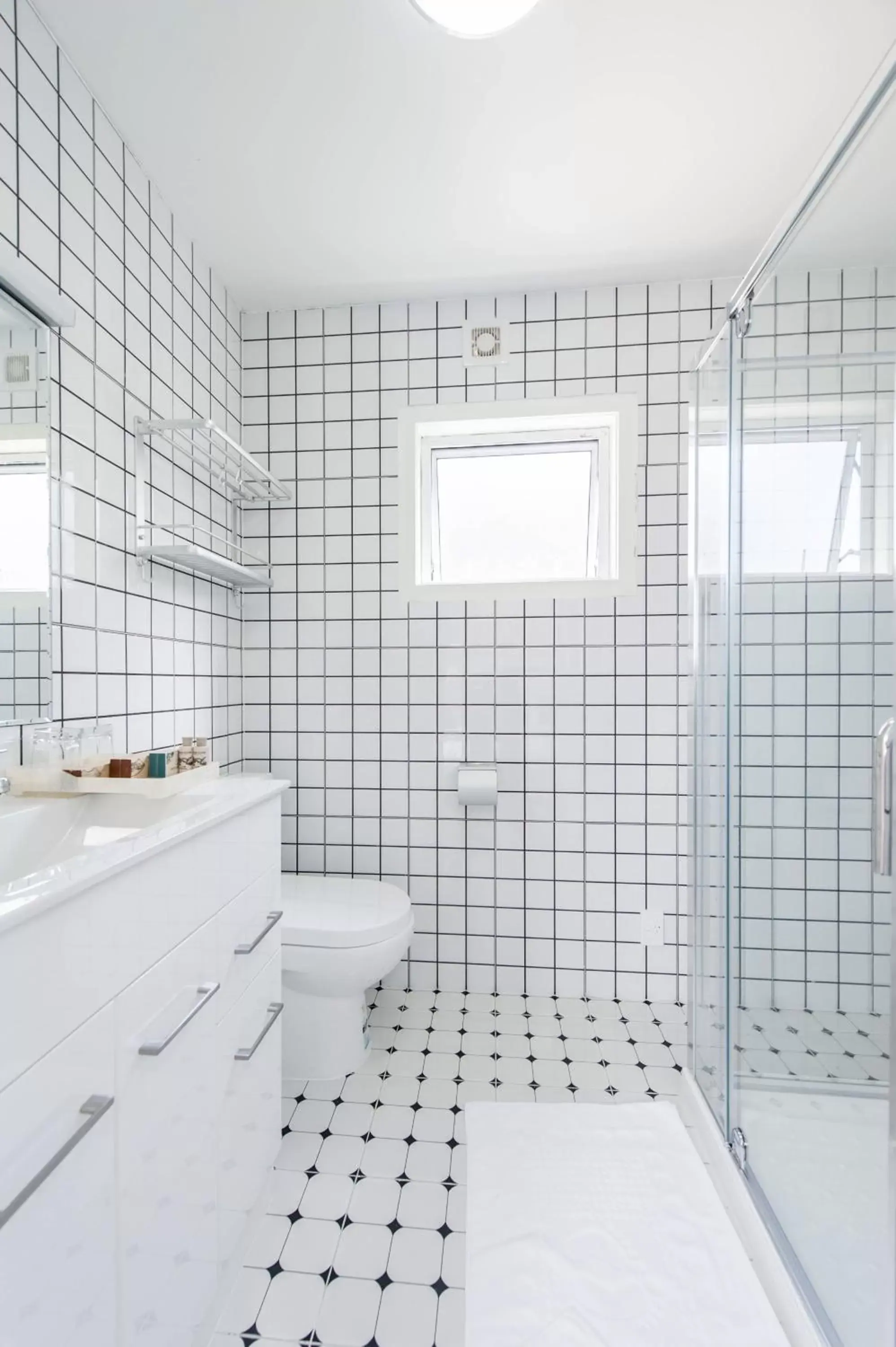 Shower, Bathroom in Pupuke Manor Motel