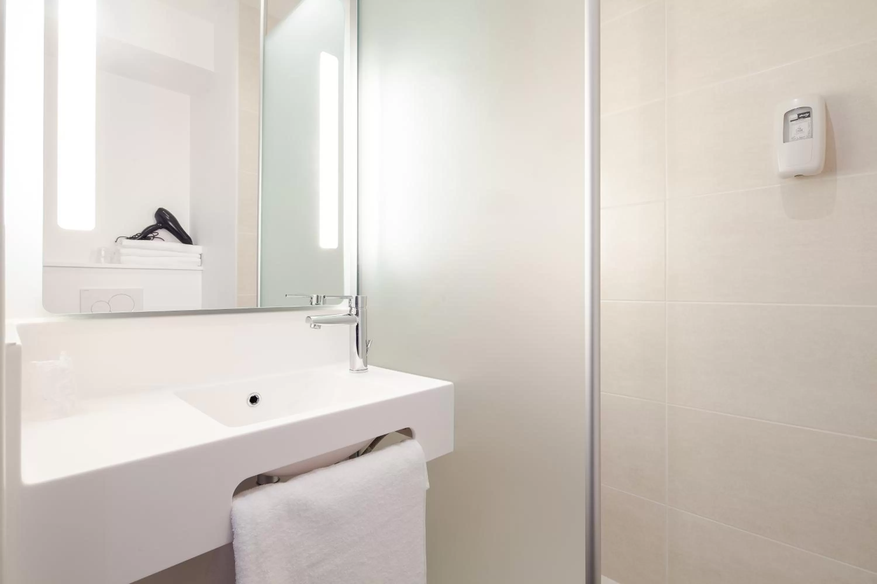 Bathroom in B&B HOTEL Igny Palaiseau