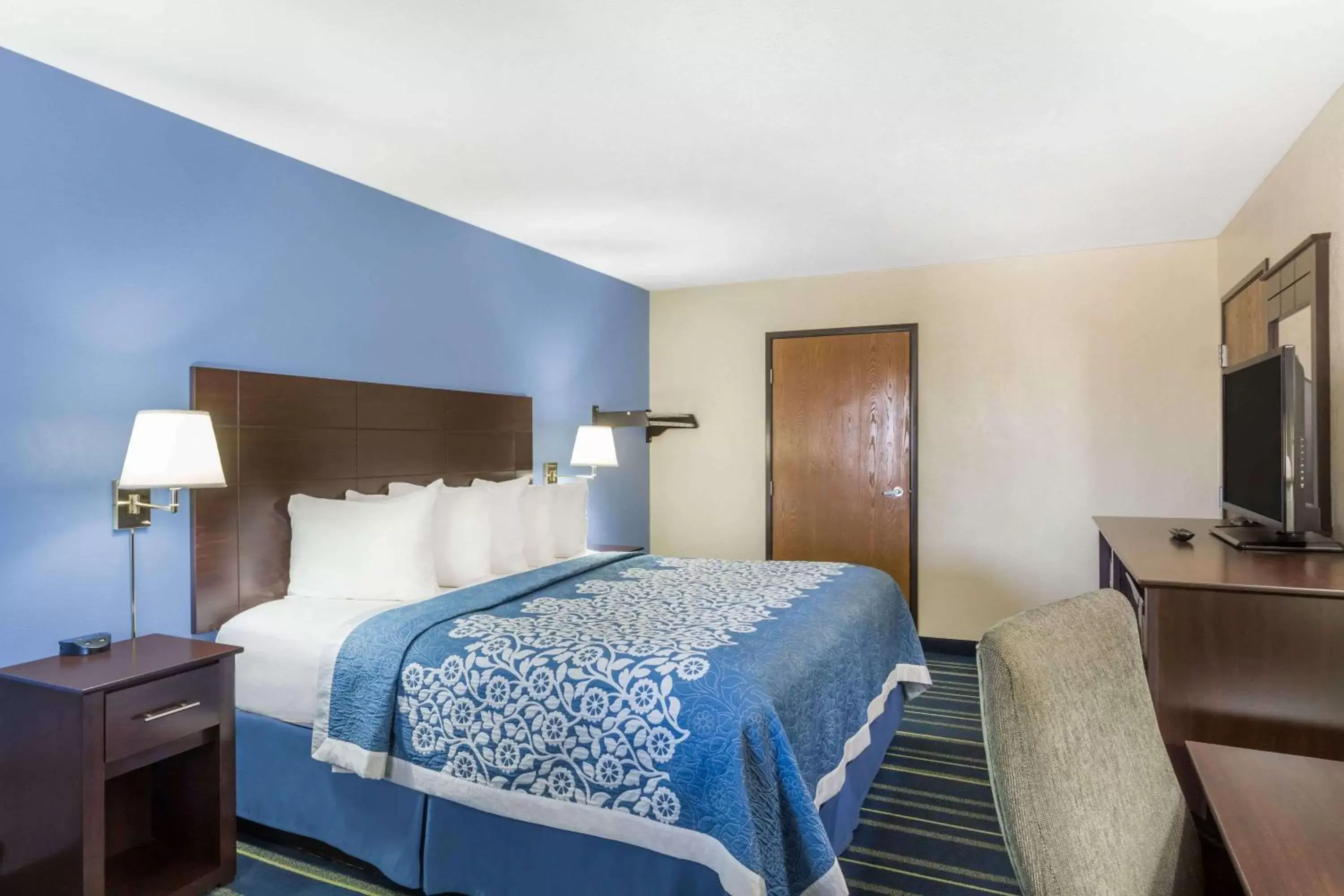 Photo of the whole room, Bed in Days Inn by Wyndham Holbrook