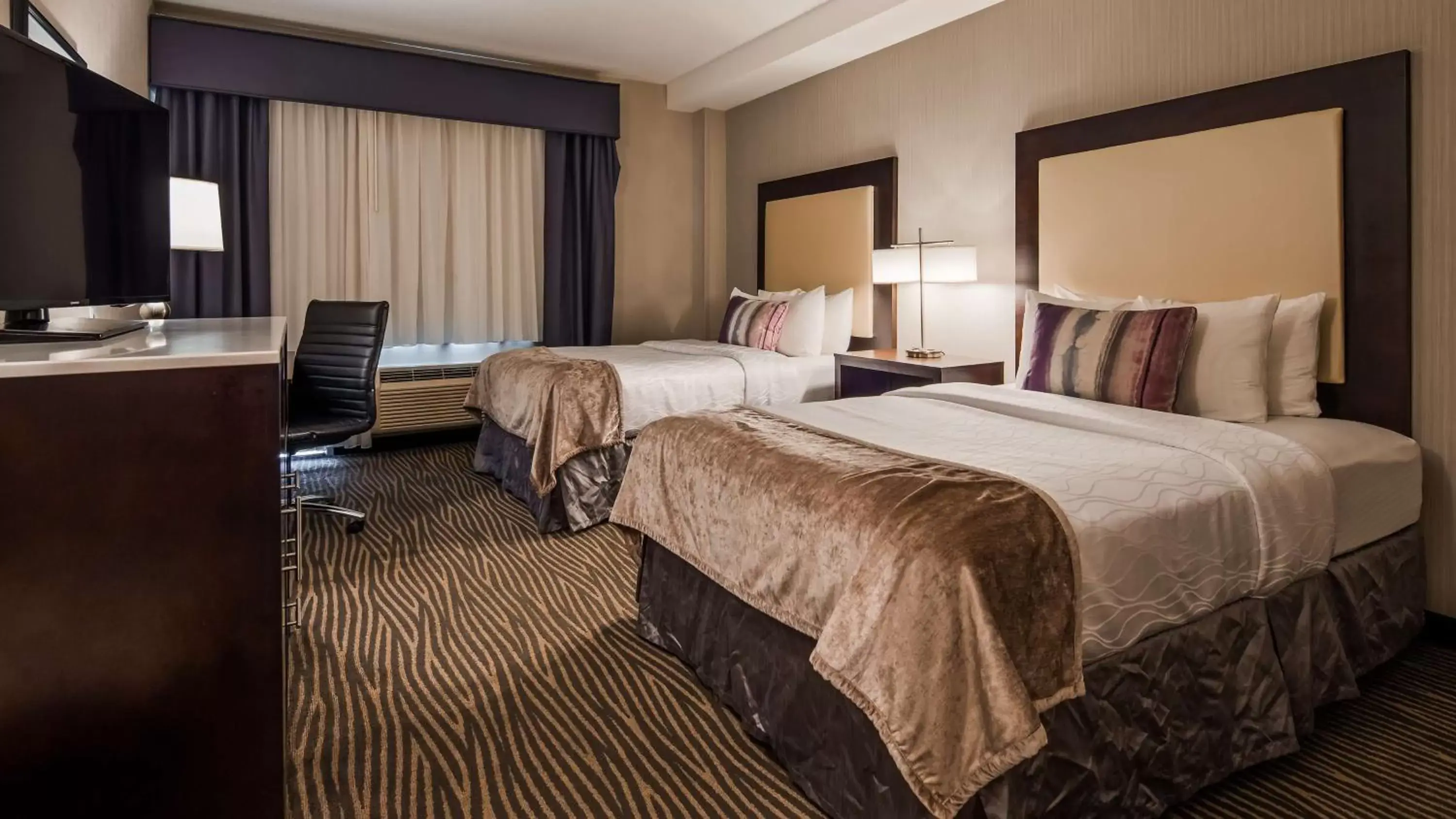Photo of the whole room, Bed in Best Western Plus Hotel at the Convention Center