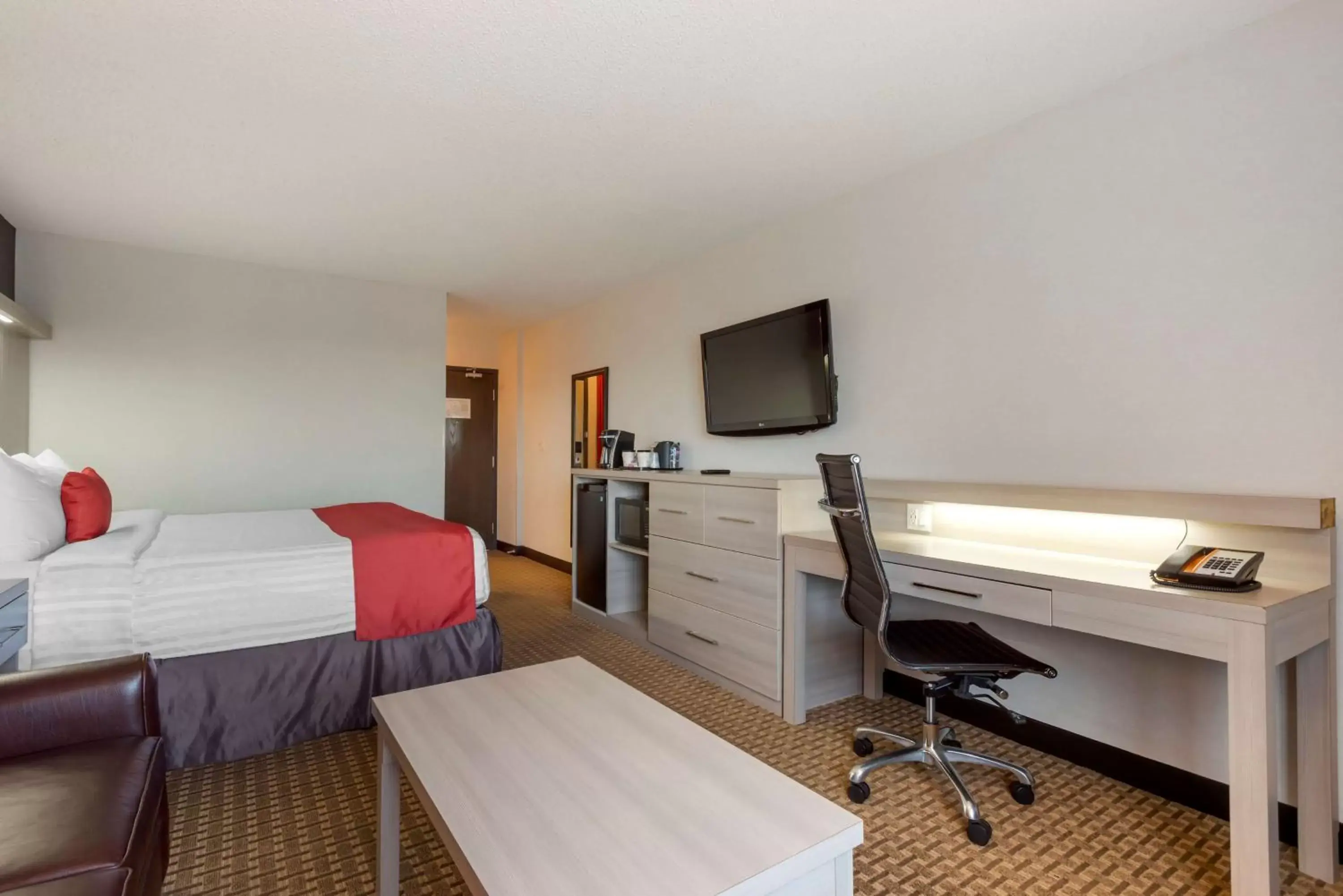 Bedroom, TV/Entertainment Center in Best Western Plus Village Park Inn