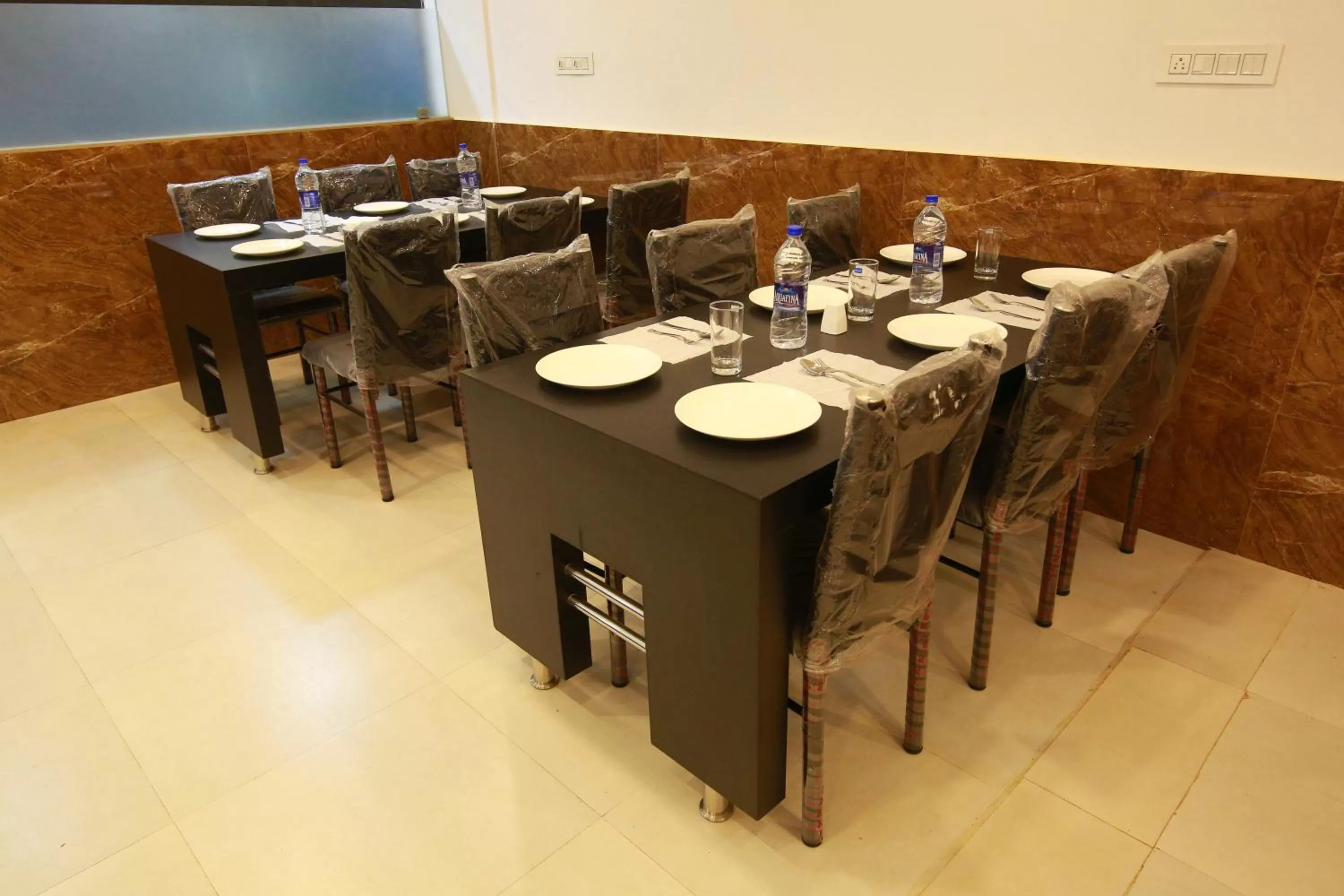 Restaurant/places to eat in Gateway Airport Hotel