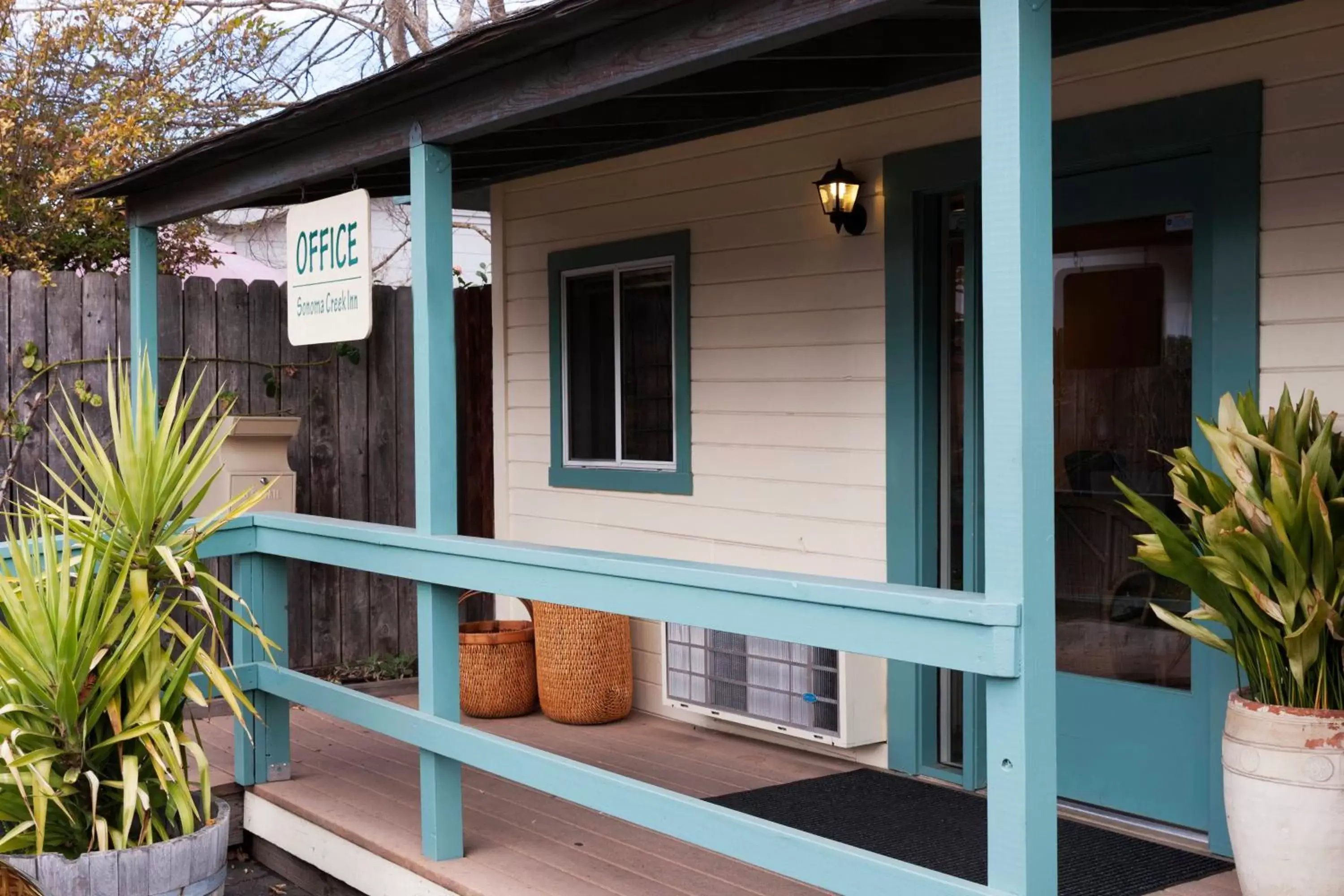 Facade/entrance in Sonoma Creek Inn