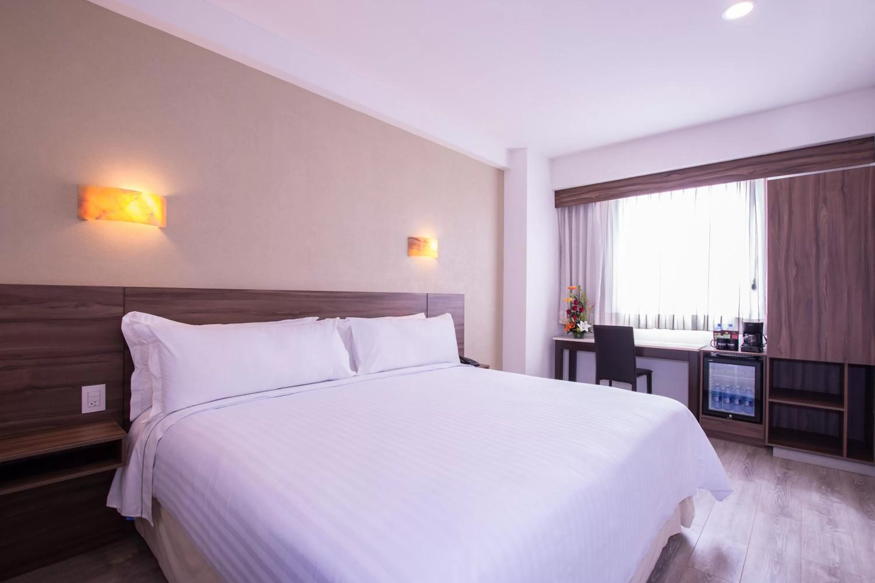 Photo of the whole room, Bed in Crown Victoria Hotel