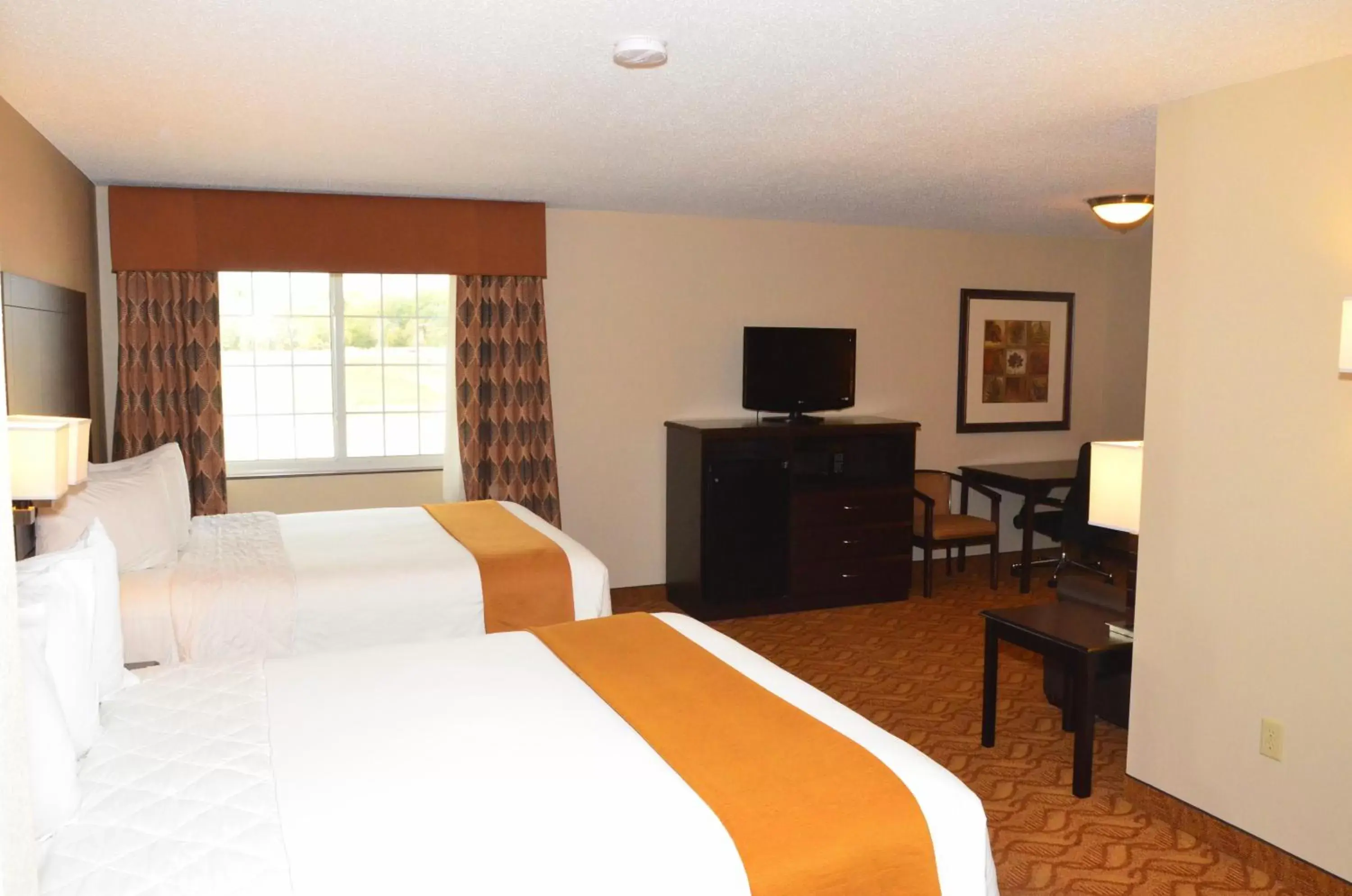 Bed in Cobblestone Inn & Suites - Lake View Bed in Cobblestone Inn & Suites - Lake View