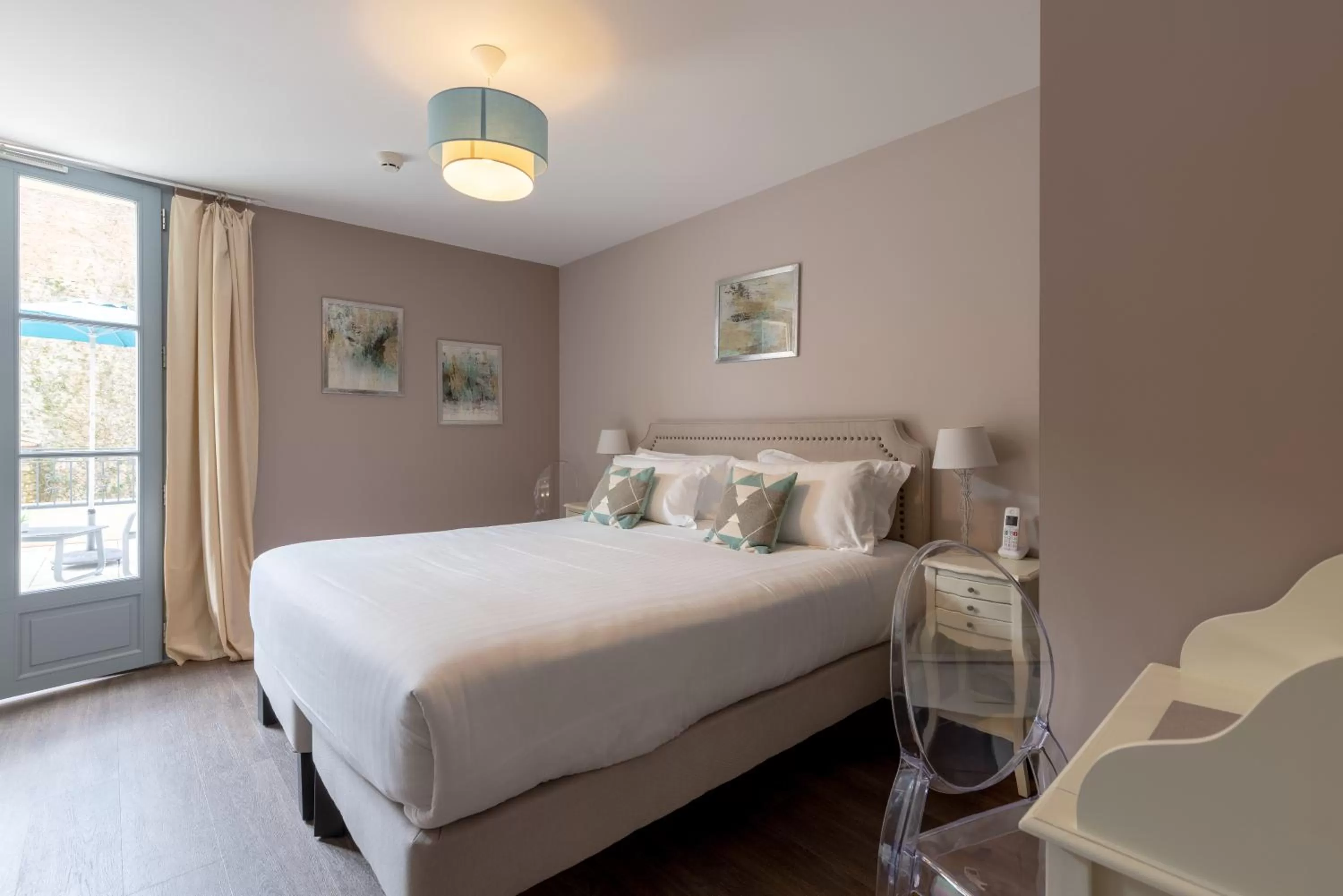 Bed in Hôtel-Restaurant des Augustins