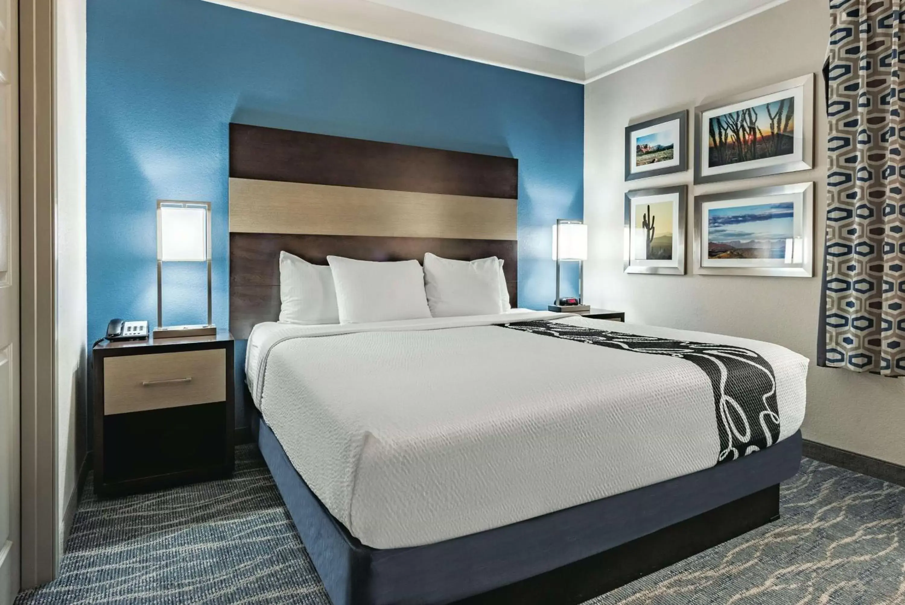 Photo of the whole room, Bed in La Quinta by Wyndham Phoenix I-10 West