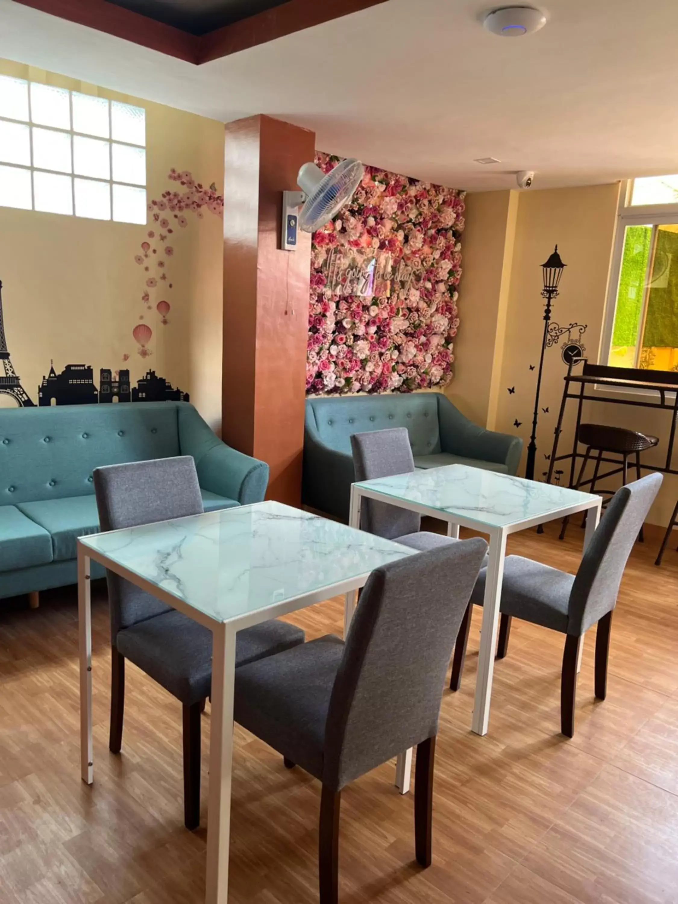 Restaurant/places to eat in Rufana Suites Restaurant/places to eat in Rufana Suites