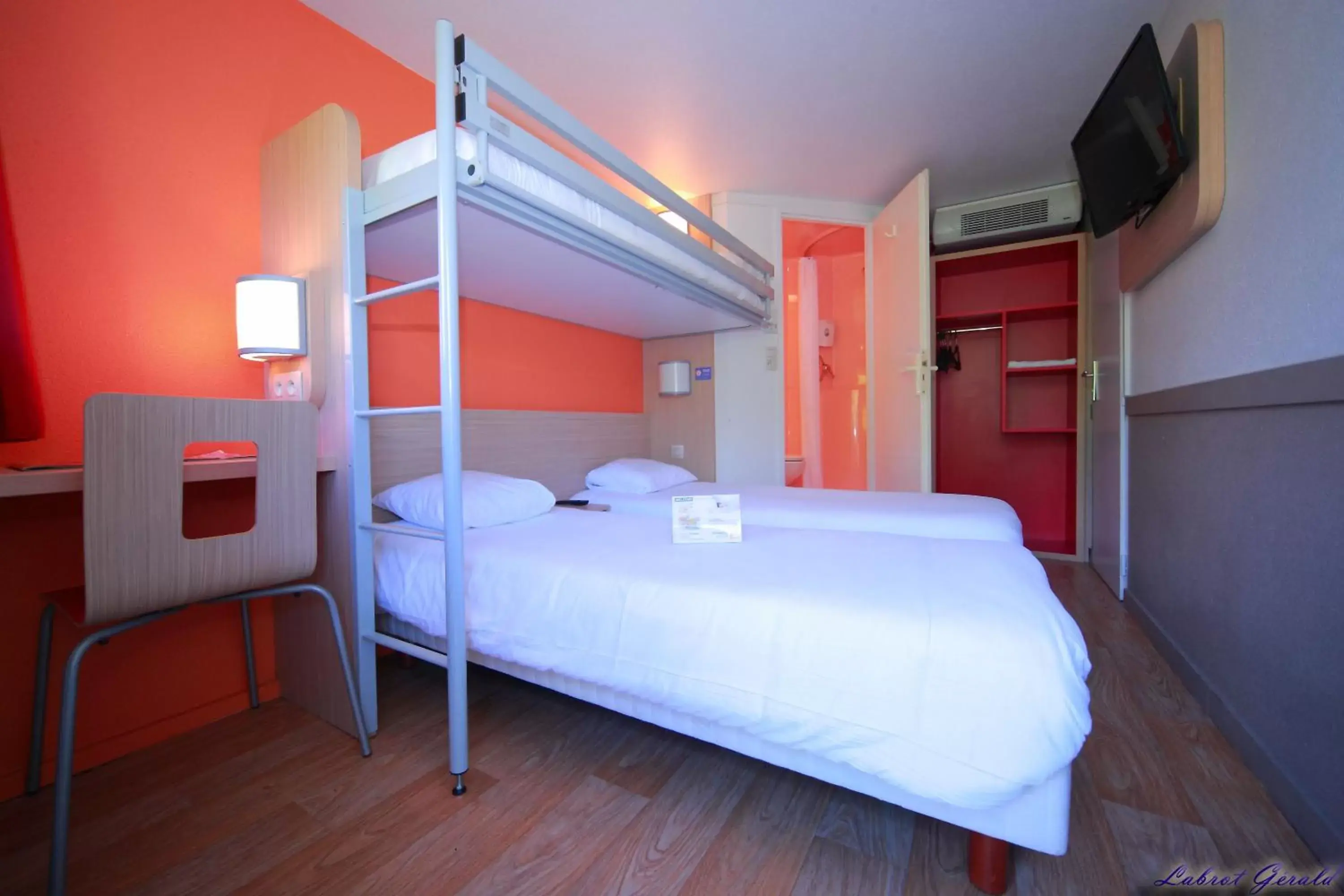 Photo of the whole room, Bunk Bed in Premiere Classe Ales - Anduze