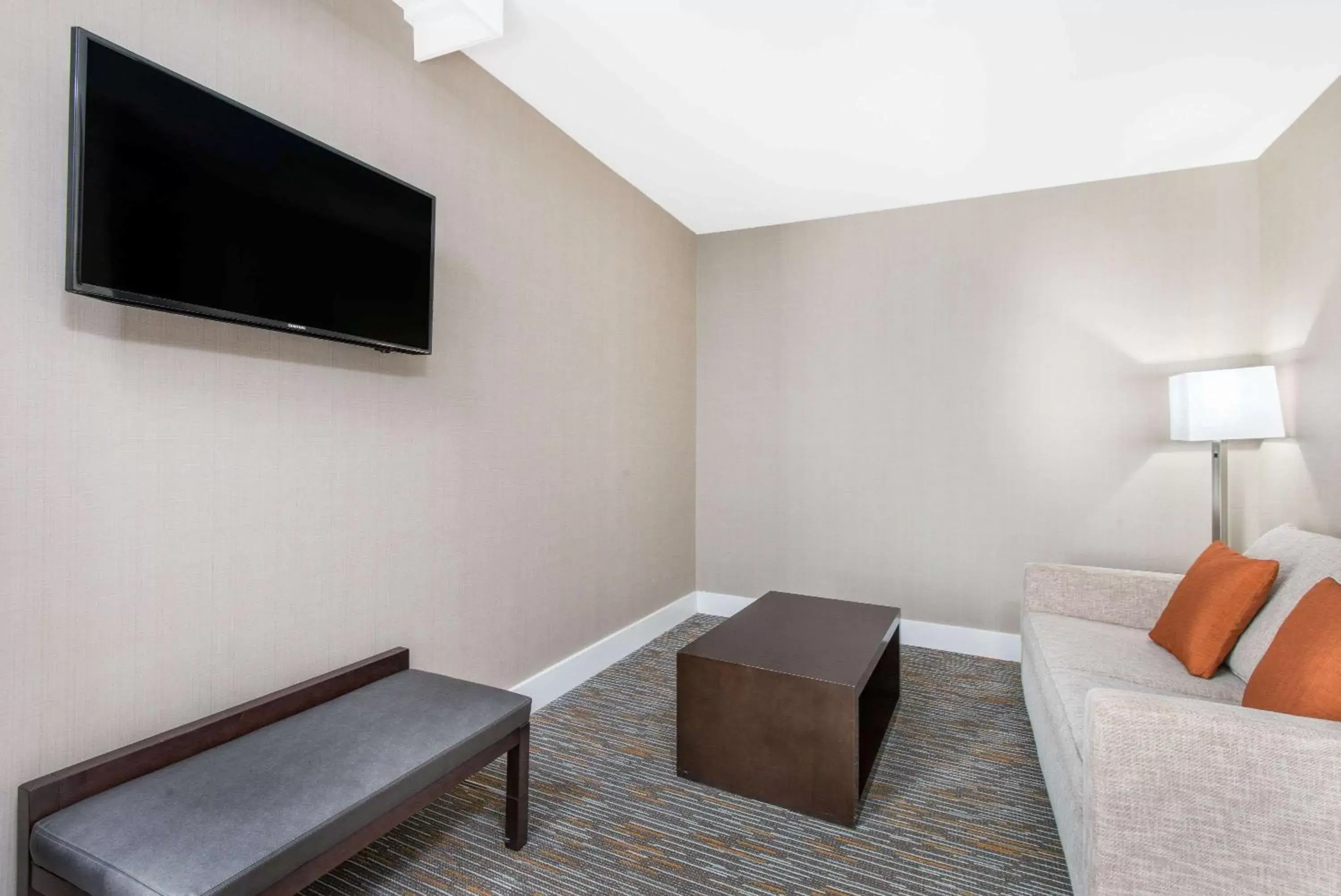 Photo of the whole room, TV/Entertainment Center in Wingate by Wyndham Niagara Falls