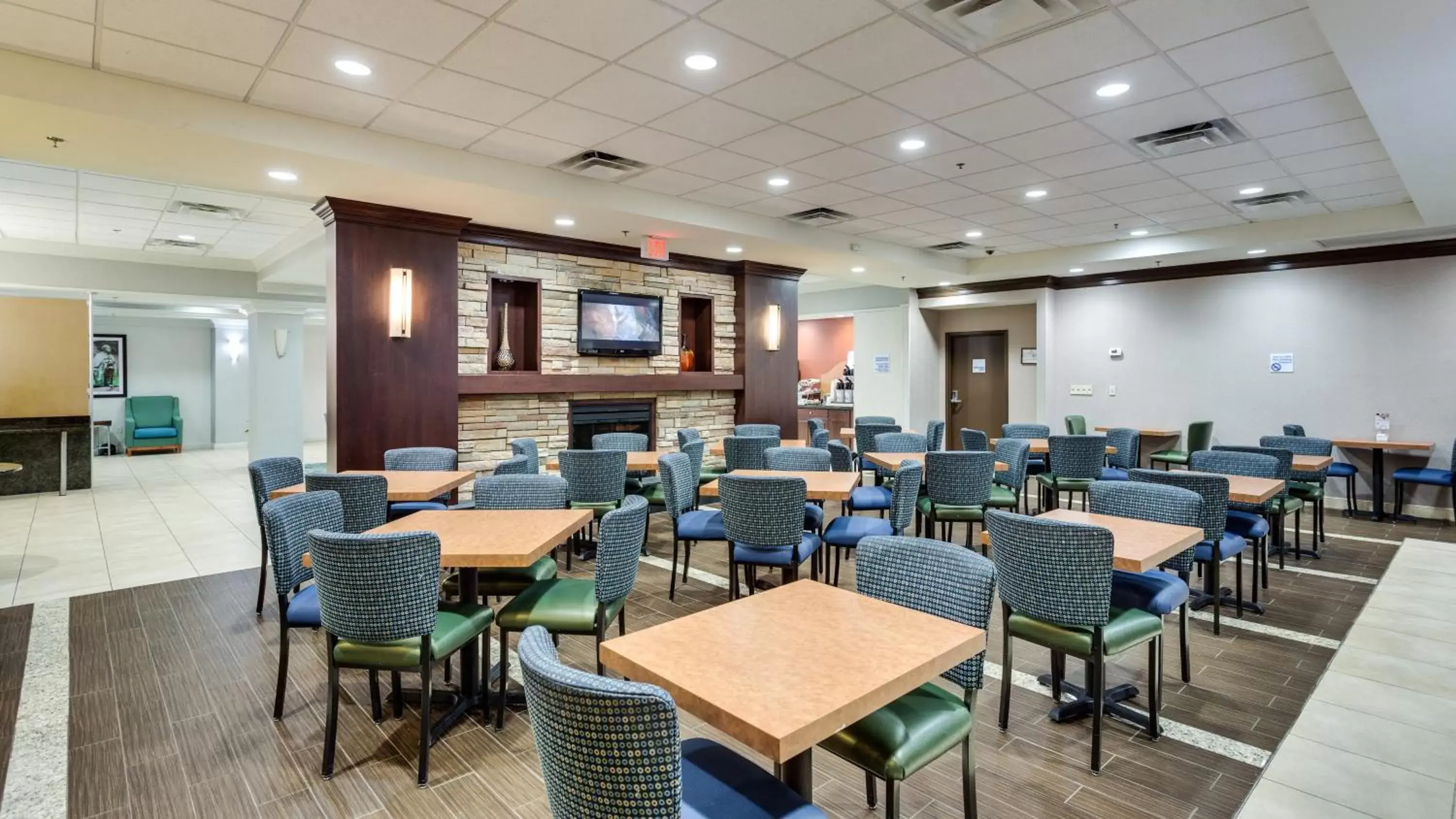 Breakfast, Restaurant/Places to Eat in Holiday Inn Express Washington DC SW - Springfield, an IHG Hotel
