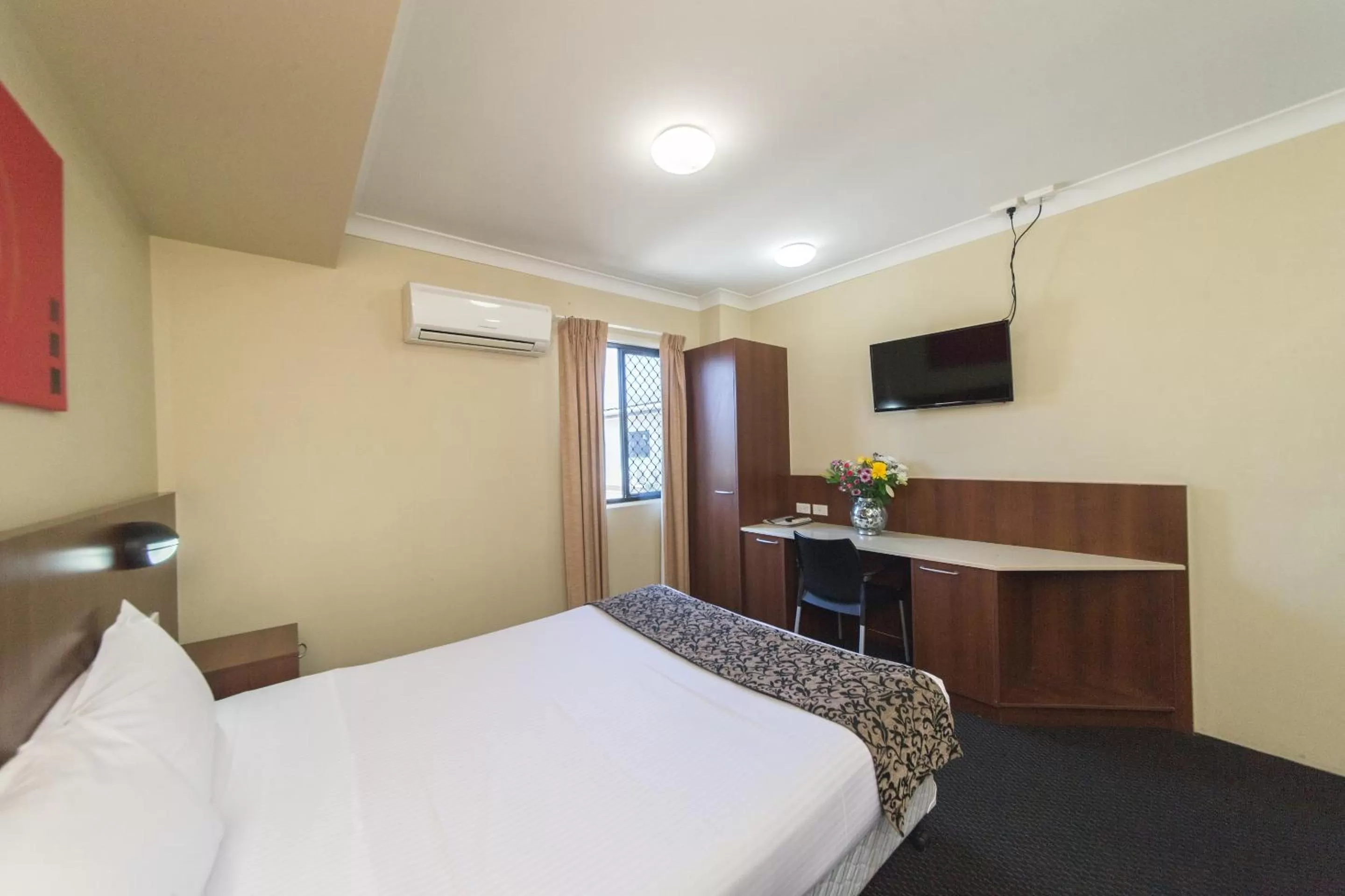 Bed in Rocky Resort Motor Inn