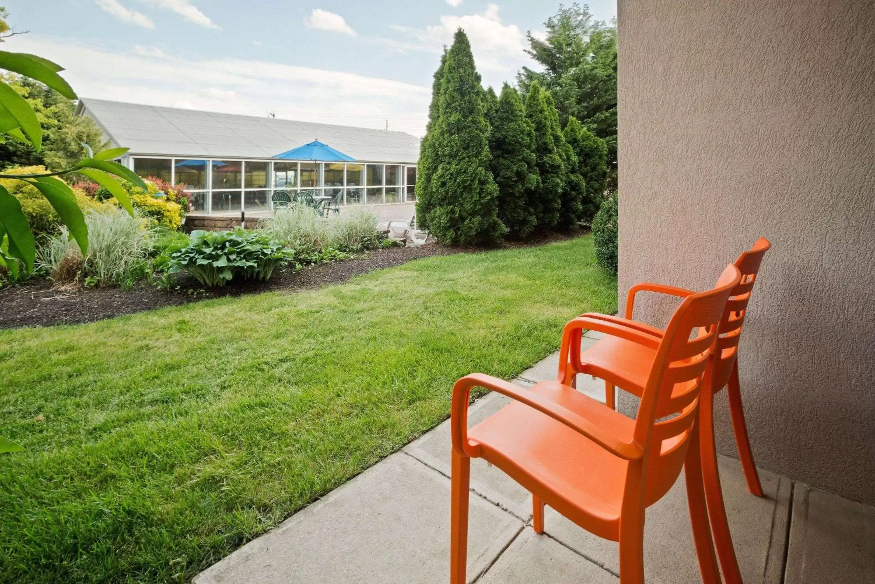 Inner courtyard view, Garden in Howard Johnson by Wyndham Toms River