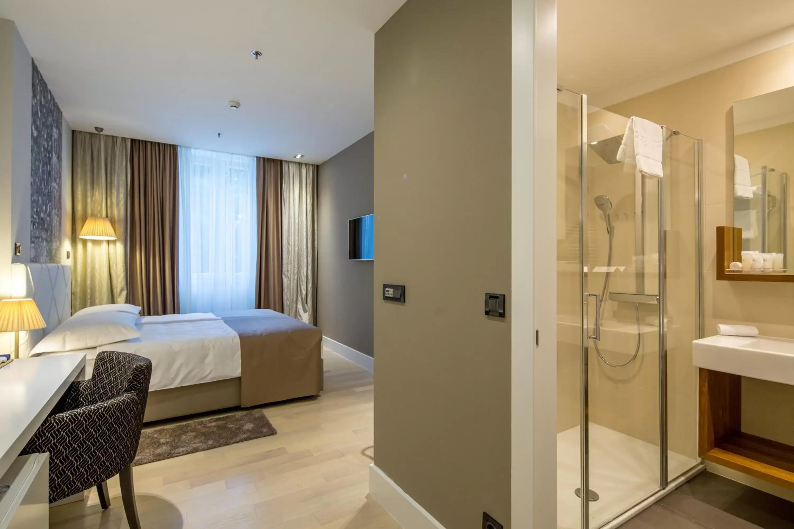 Shower, Bed in Cornaro Hotel
