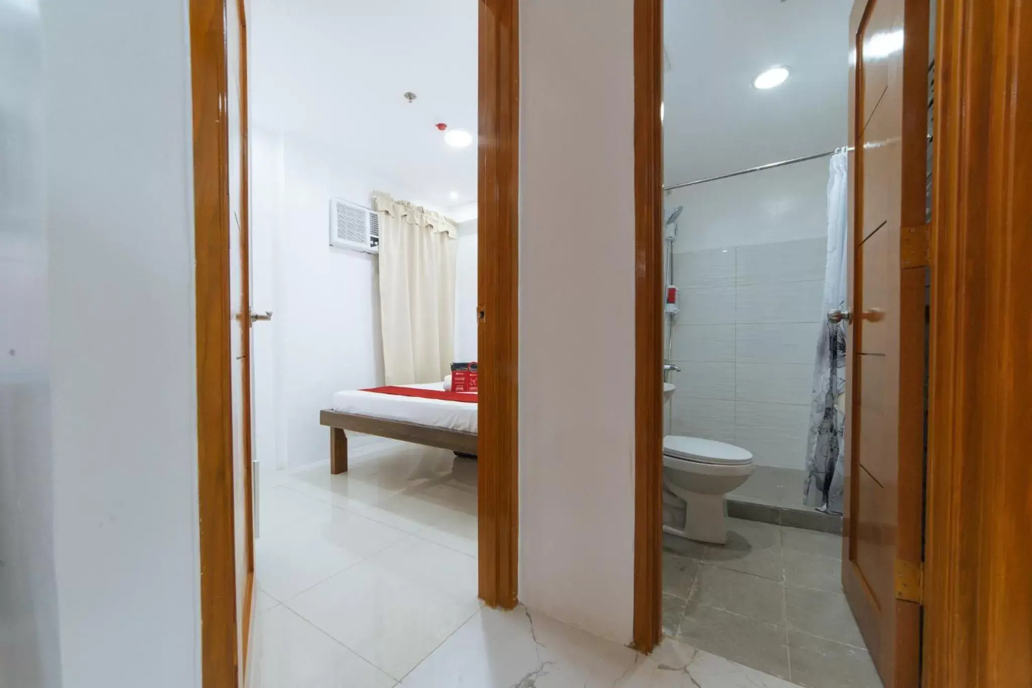 Bedroom, Bathroom in RedDoorz @ DBuilders Bangkal Makati