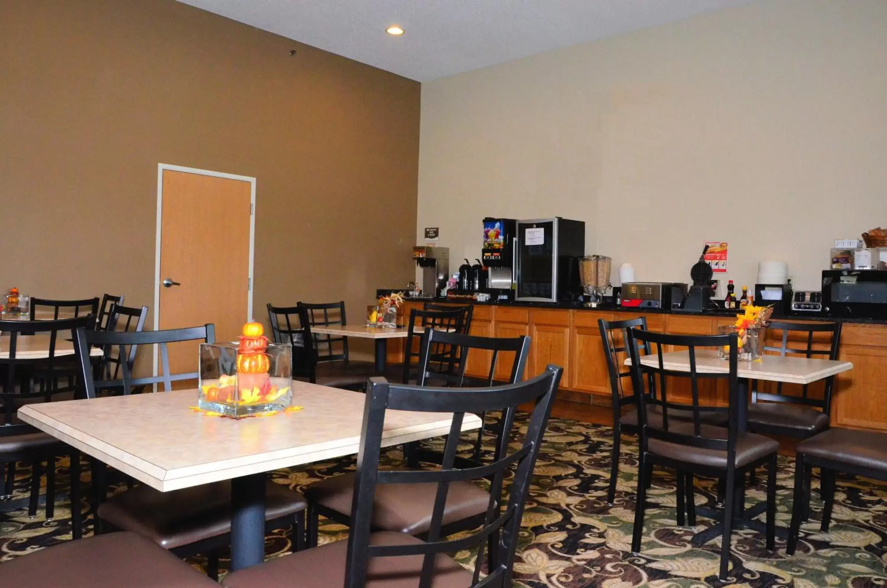 American breakfast in Cobblestone Inn & Suites - Lake View American breakfast in Cobblestone Inn & Suites - Lake View