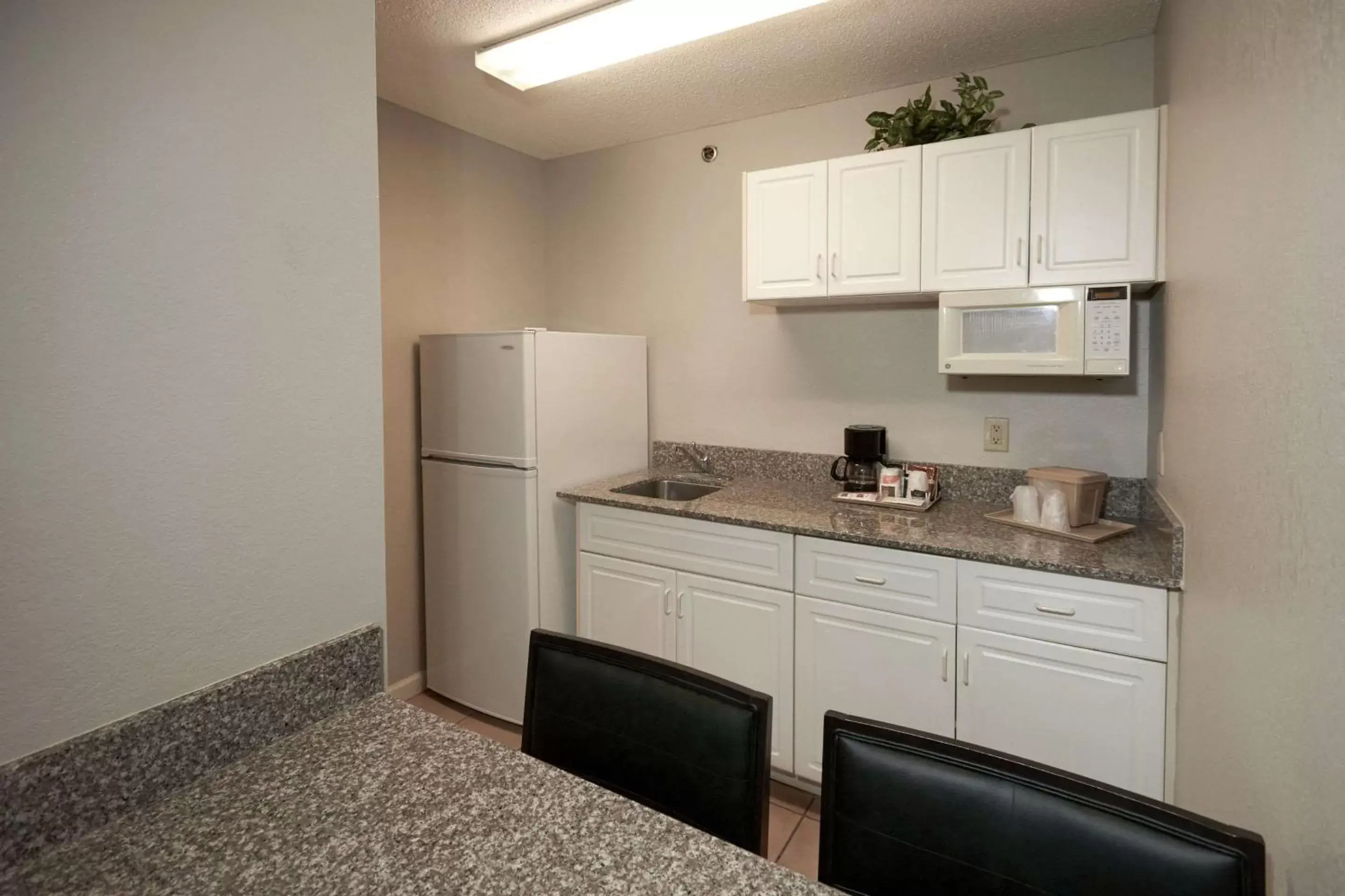 Photo of the whole room, Kitchen/Kitchenette in Quality Inn at Fort Gordon