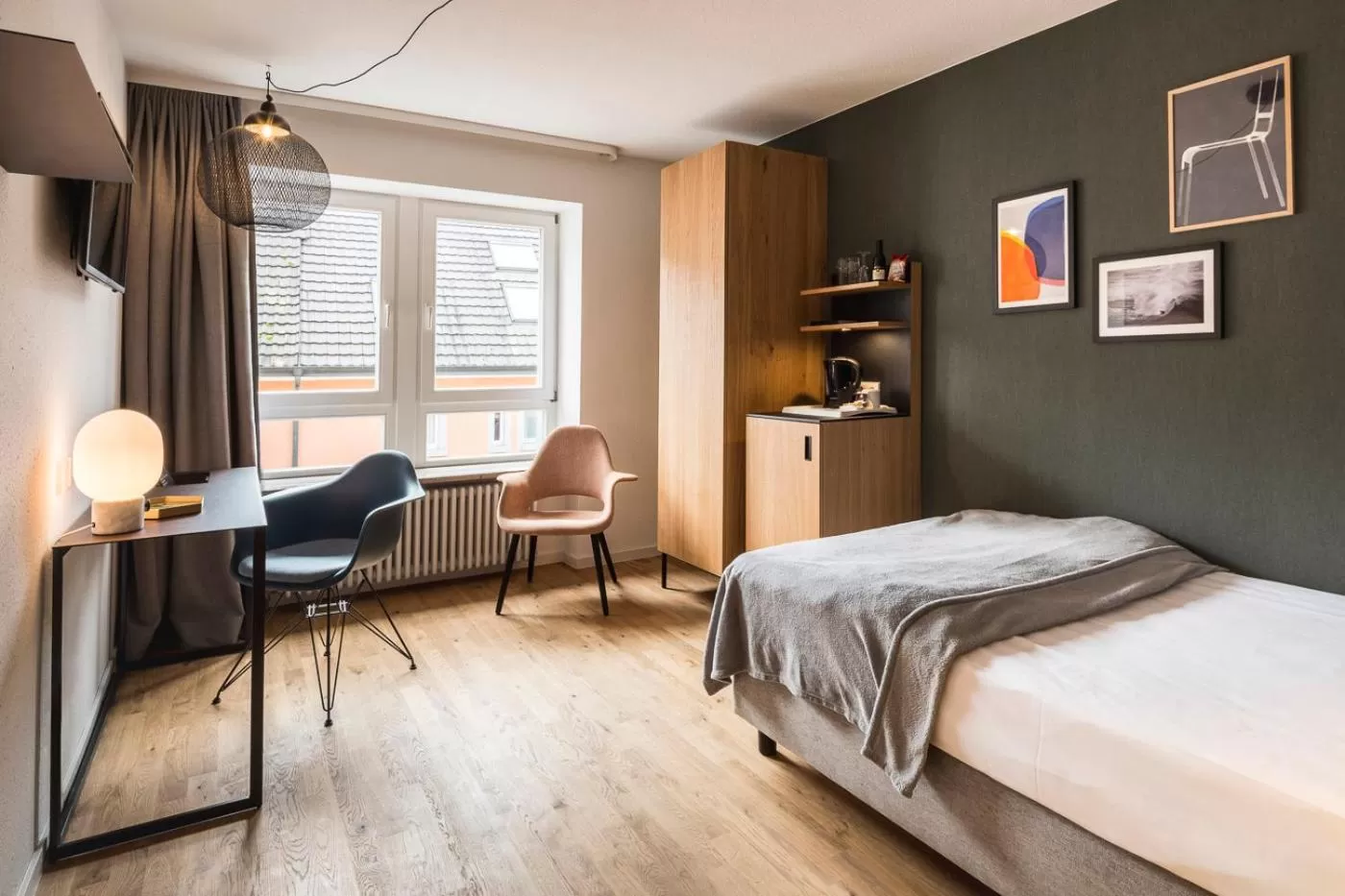 TV and multimedia, Bed in Genusshotel Krone & Roadtrips bei Basel