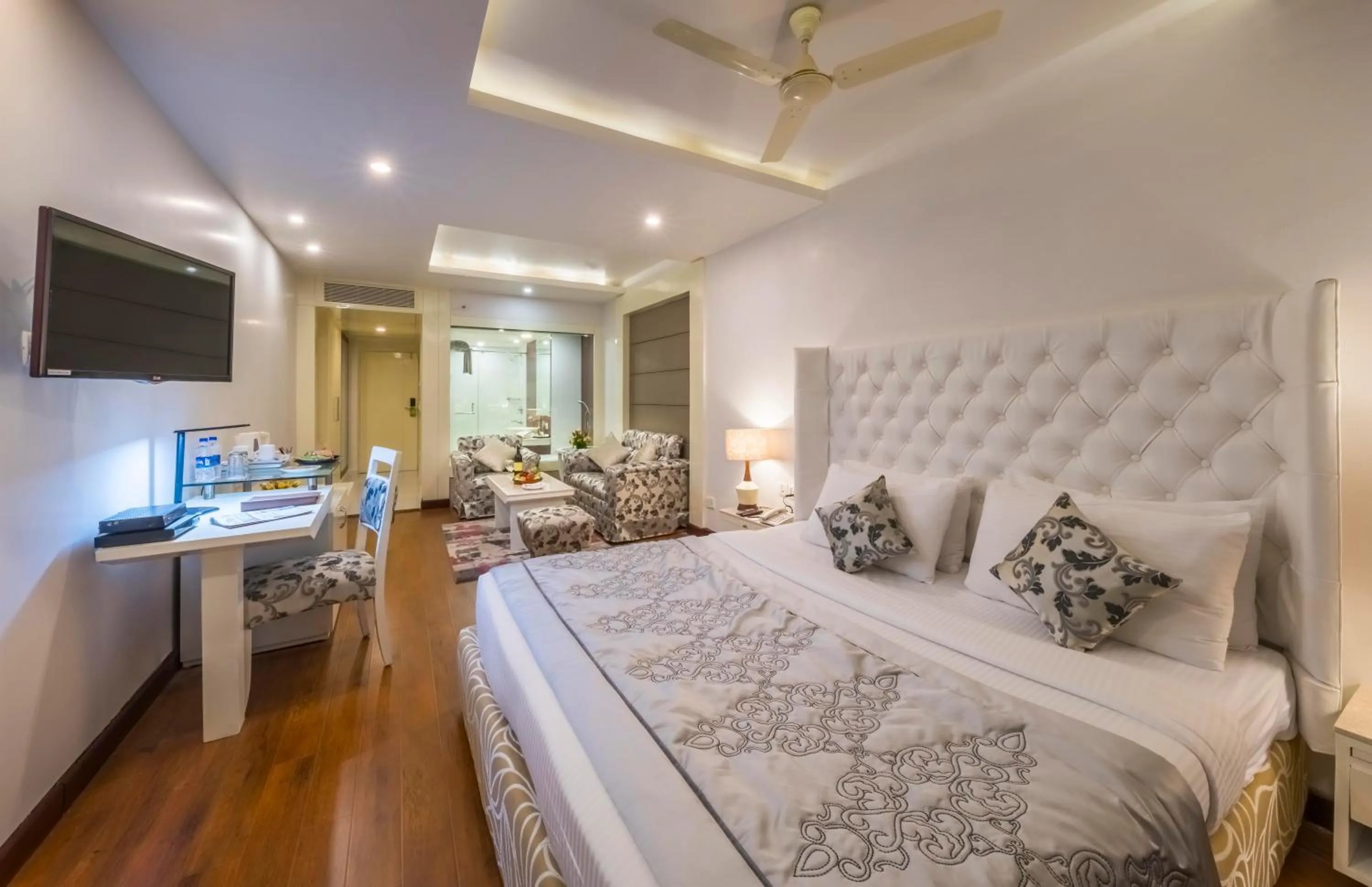 Living room, Bed in Hotel Hindusthan International, Bhubaneswar