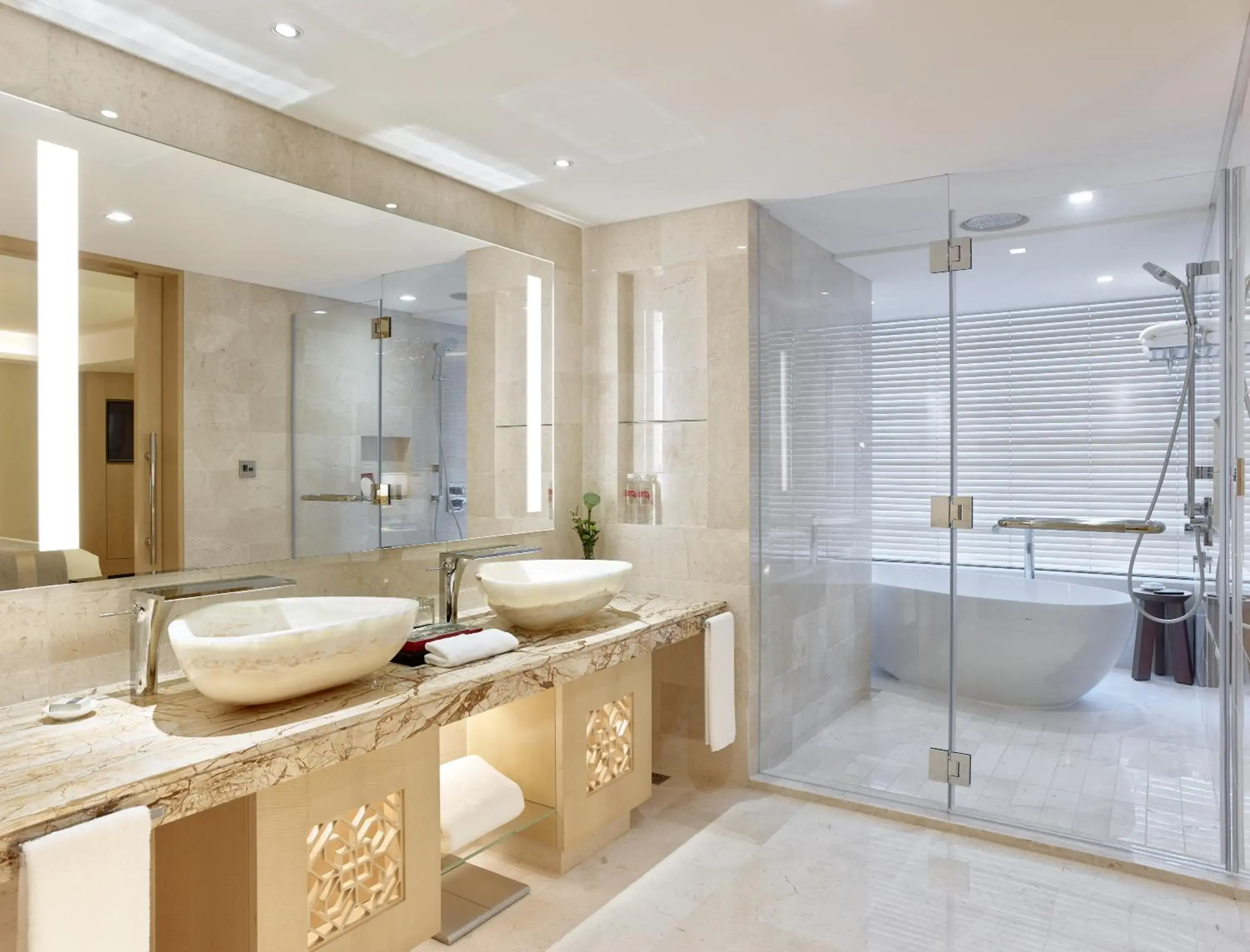 Shower, Bathroom in White Swan Hotel