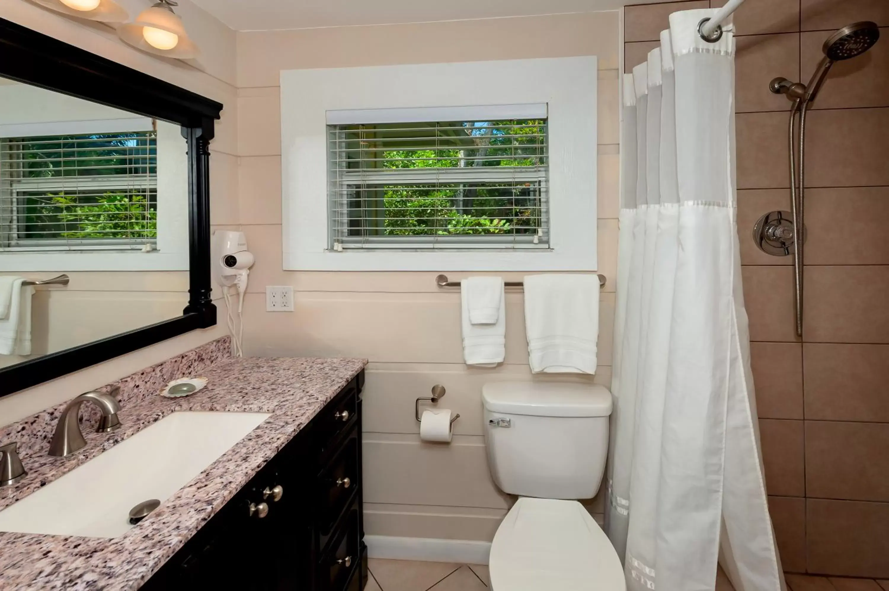 Bathroom in Cedar Cove Resort & Cottages