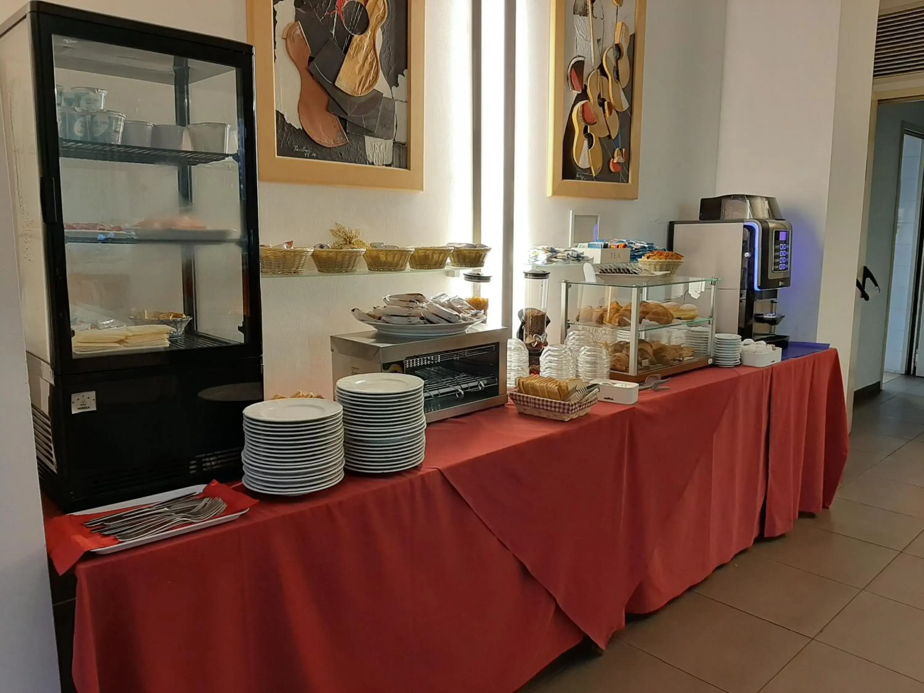 Coffee/tea facilities, Restaurant/Places to Eat in Hotel Verdina