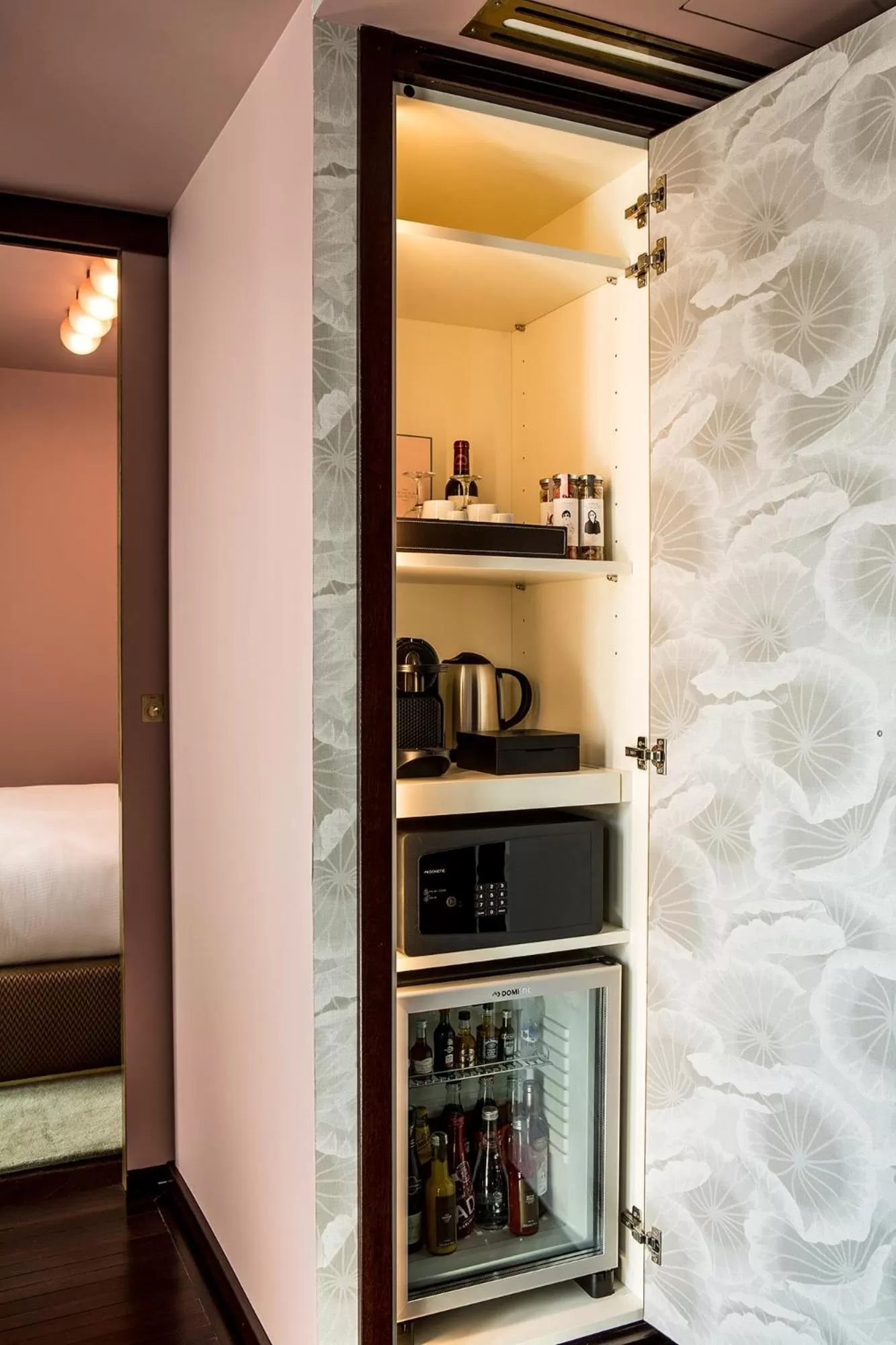 Coffee/tea facilities in Hôtel du Rond-point des Champs-Élysées - Esprit de France