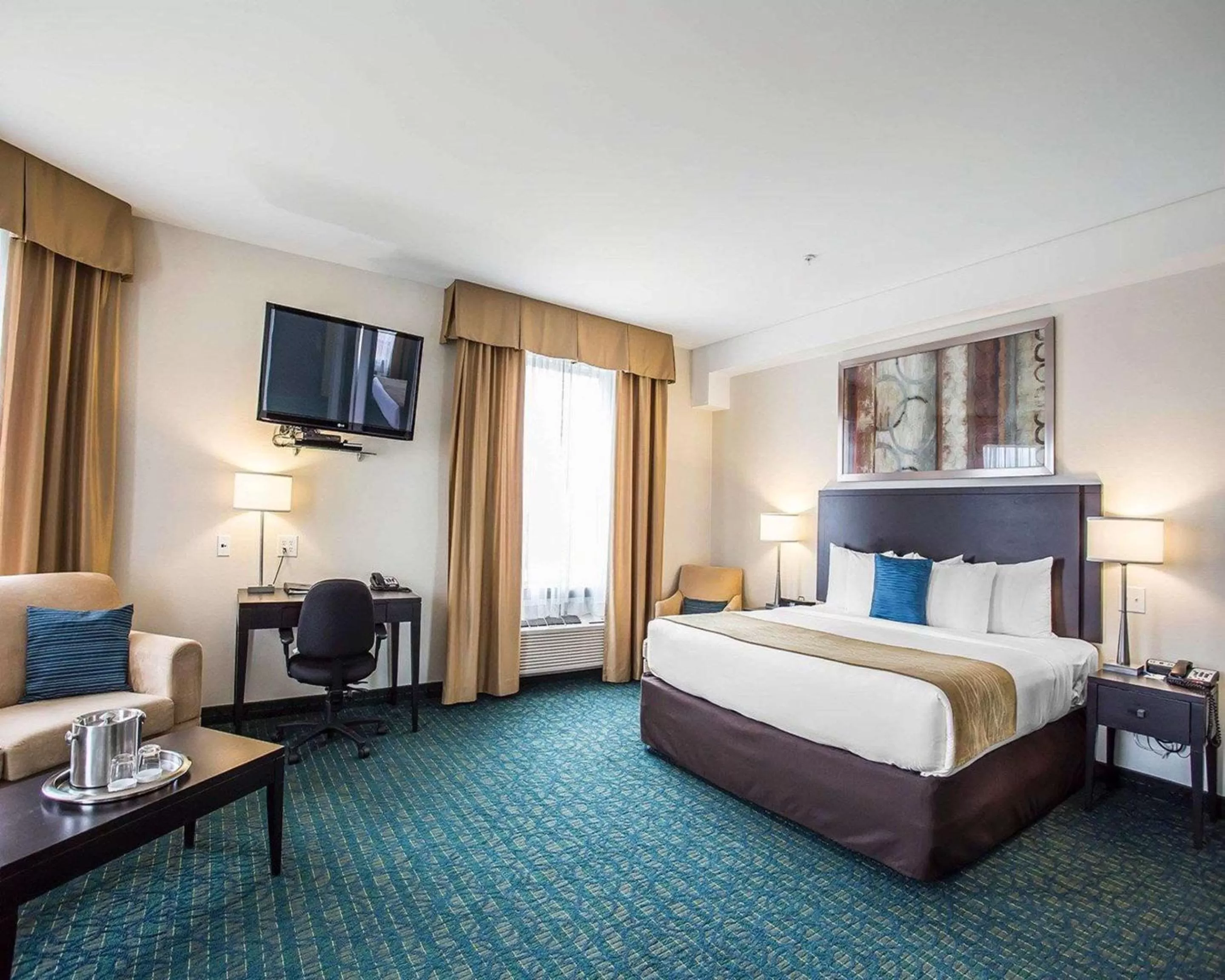 Photo of the whole room, Bed in Comfort Hotel Bayer's Lake