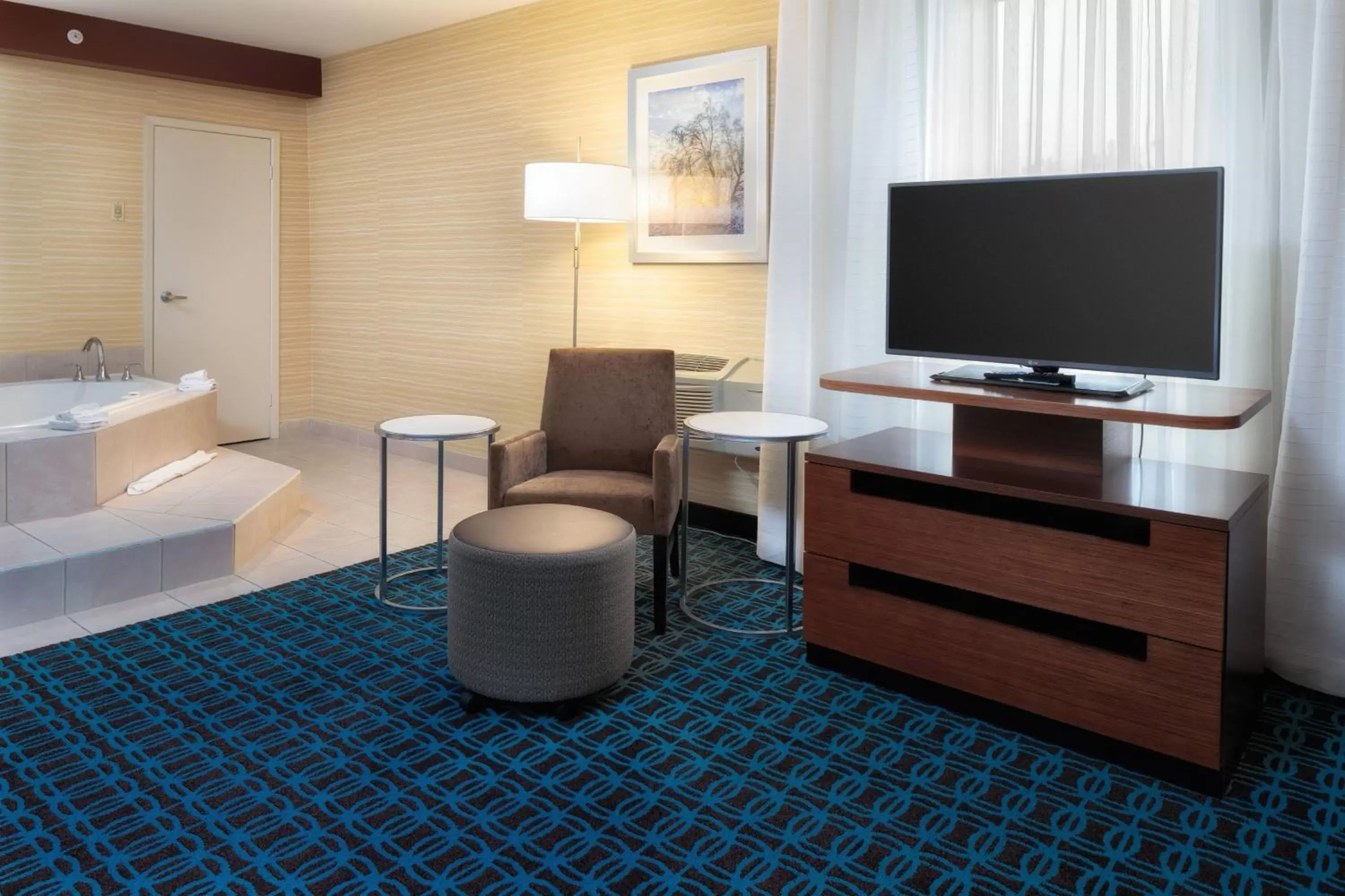 Living room, TV/Entertainment Center in Fairfield Inn & Suites by Marriott Belleville