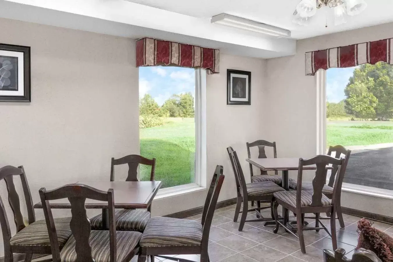 Restaurant/places to eat in Super 8 by Wyndham Whiteville Restaurant/places to eat in Super 8 by Wyndham Whiteville