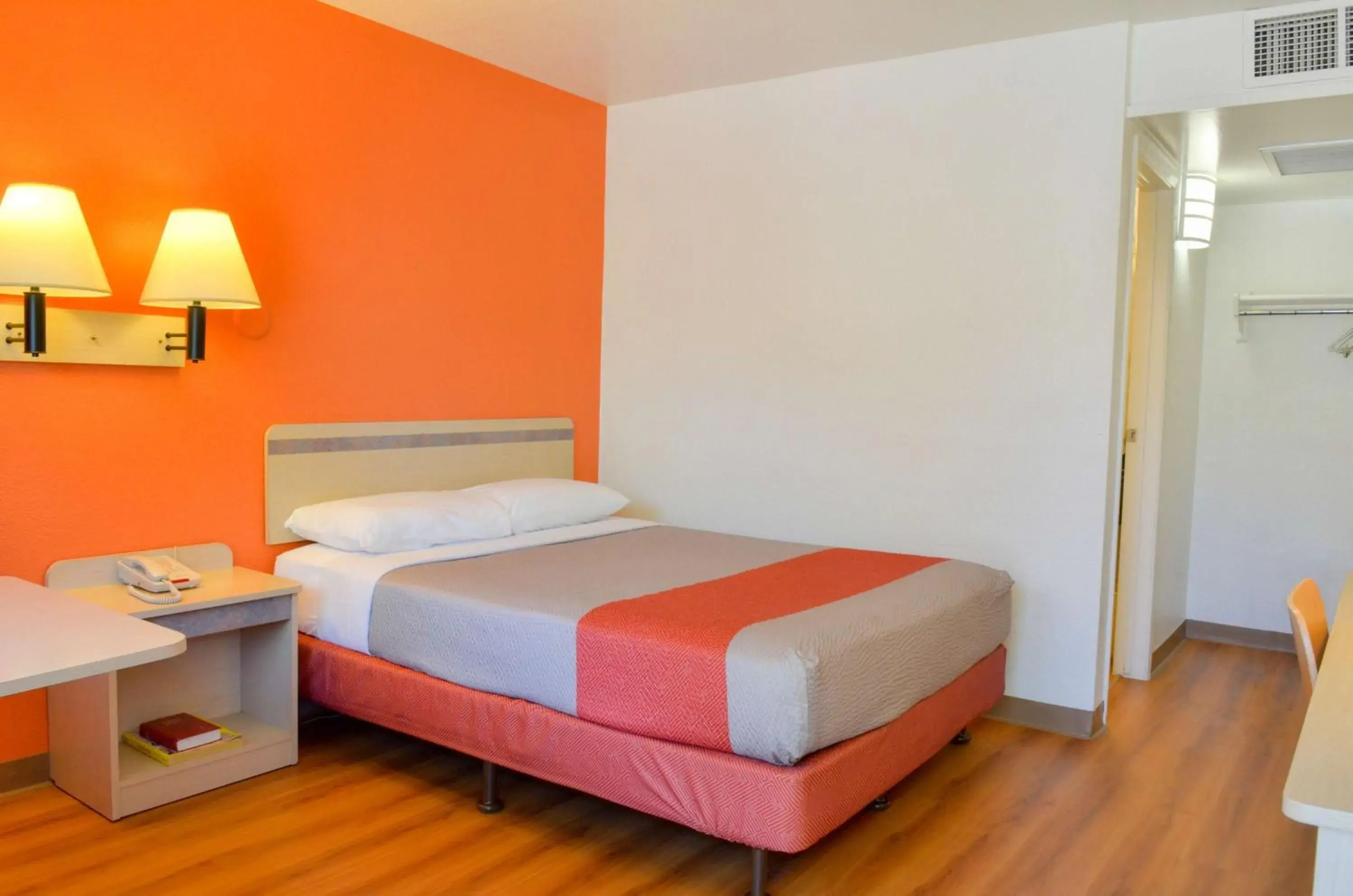 Deluxe Queen Room in Motel 6-Santa Nella, CA - Los Banos - Interstate 5 Deluxe Queen Room in Motel 6-Santa Nella, CA - Los Banos - Interstate 5