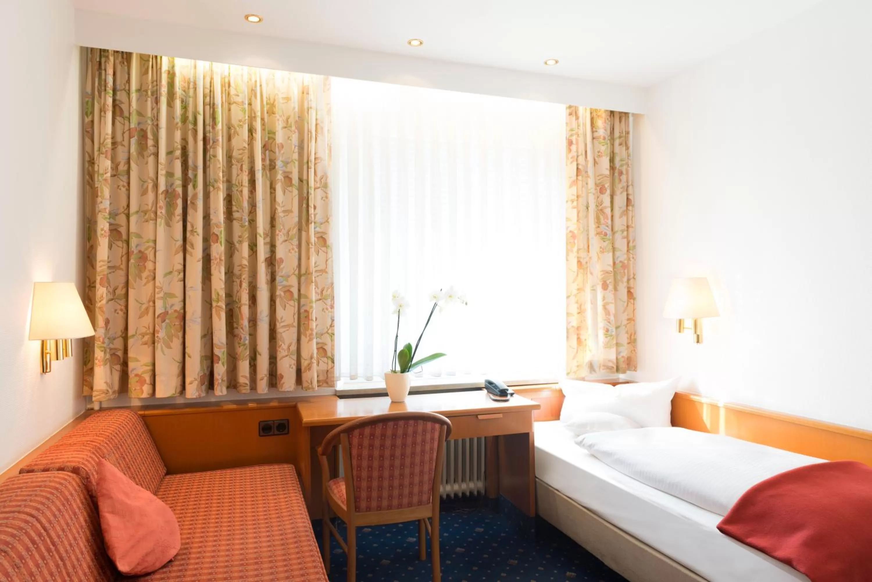 Photo of the whole room, Bed in Ringhotel Loew's Merkur