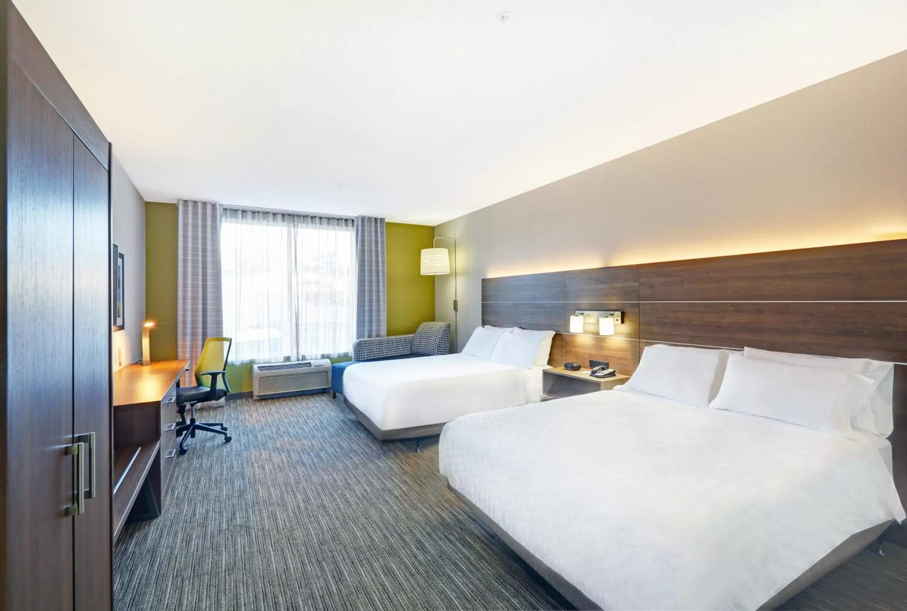 Photo of the whole room, Bed in Holiday Inn Express Hotel & Suites - Woodstock, an IHG Hotel