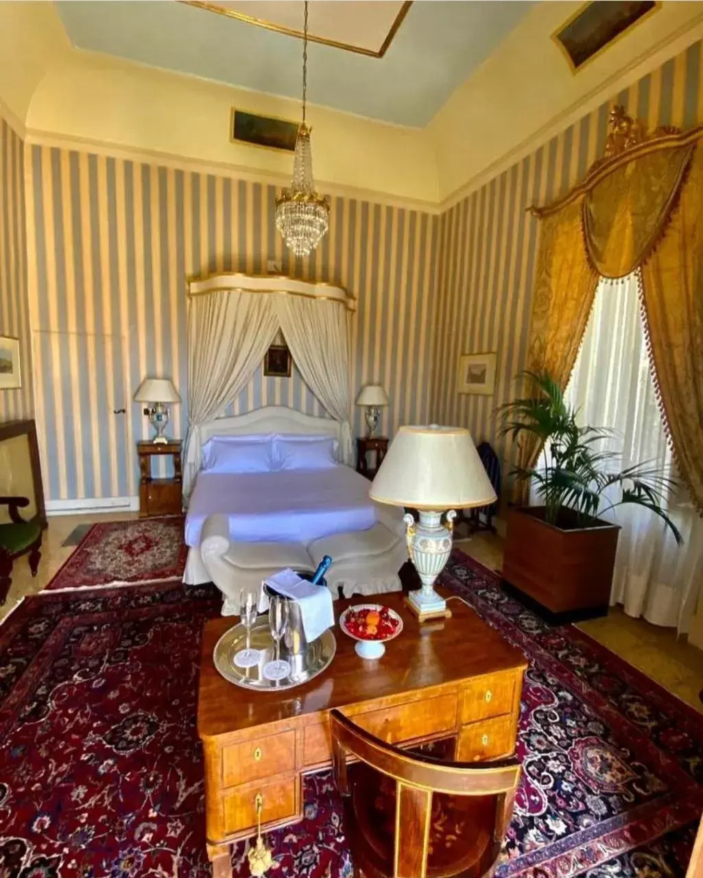 Photo of the whole room, Bed in Palazzo Cherubini - Wellness e Spa