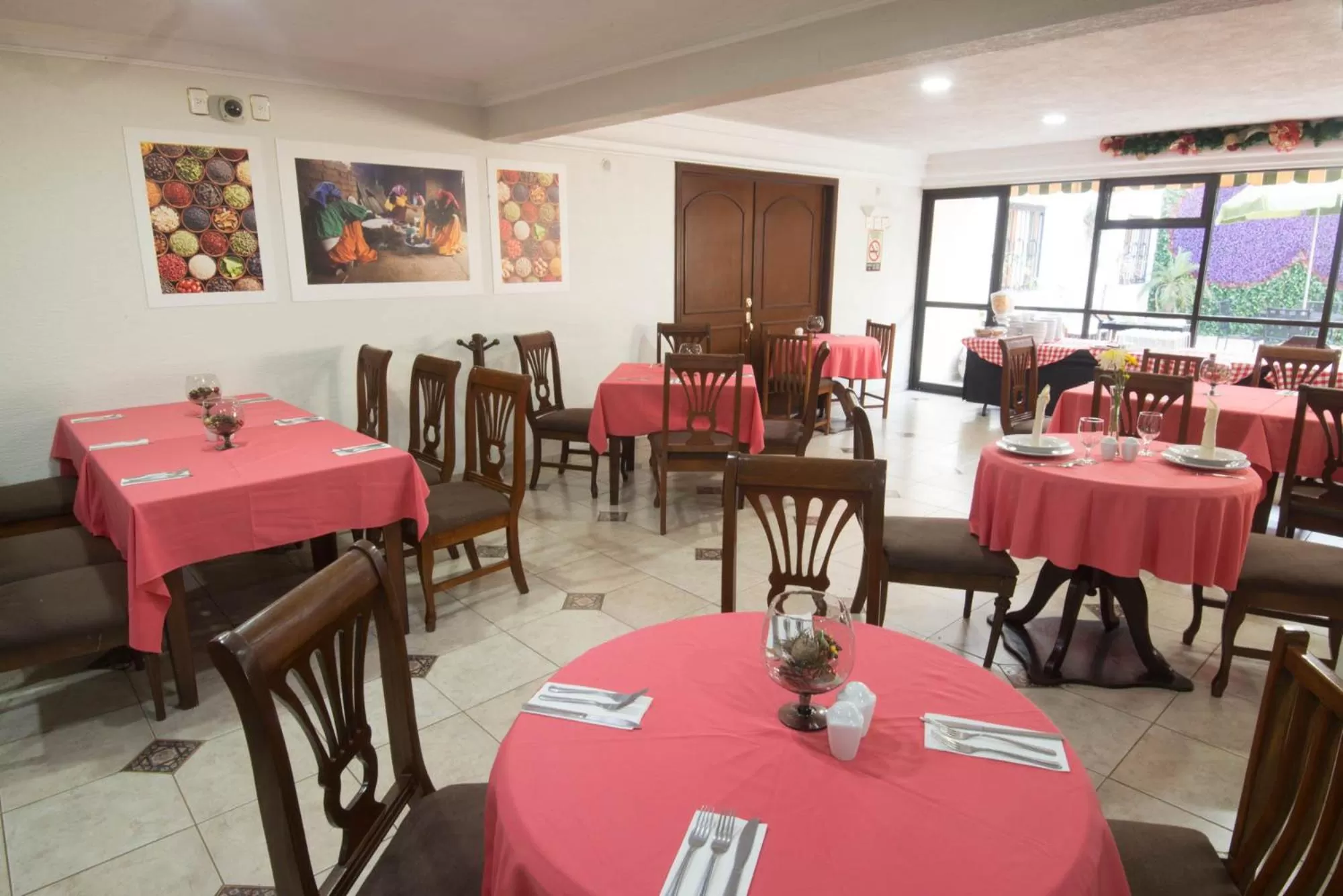 Restaurant/places to eat in Hotel Casino Plaza