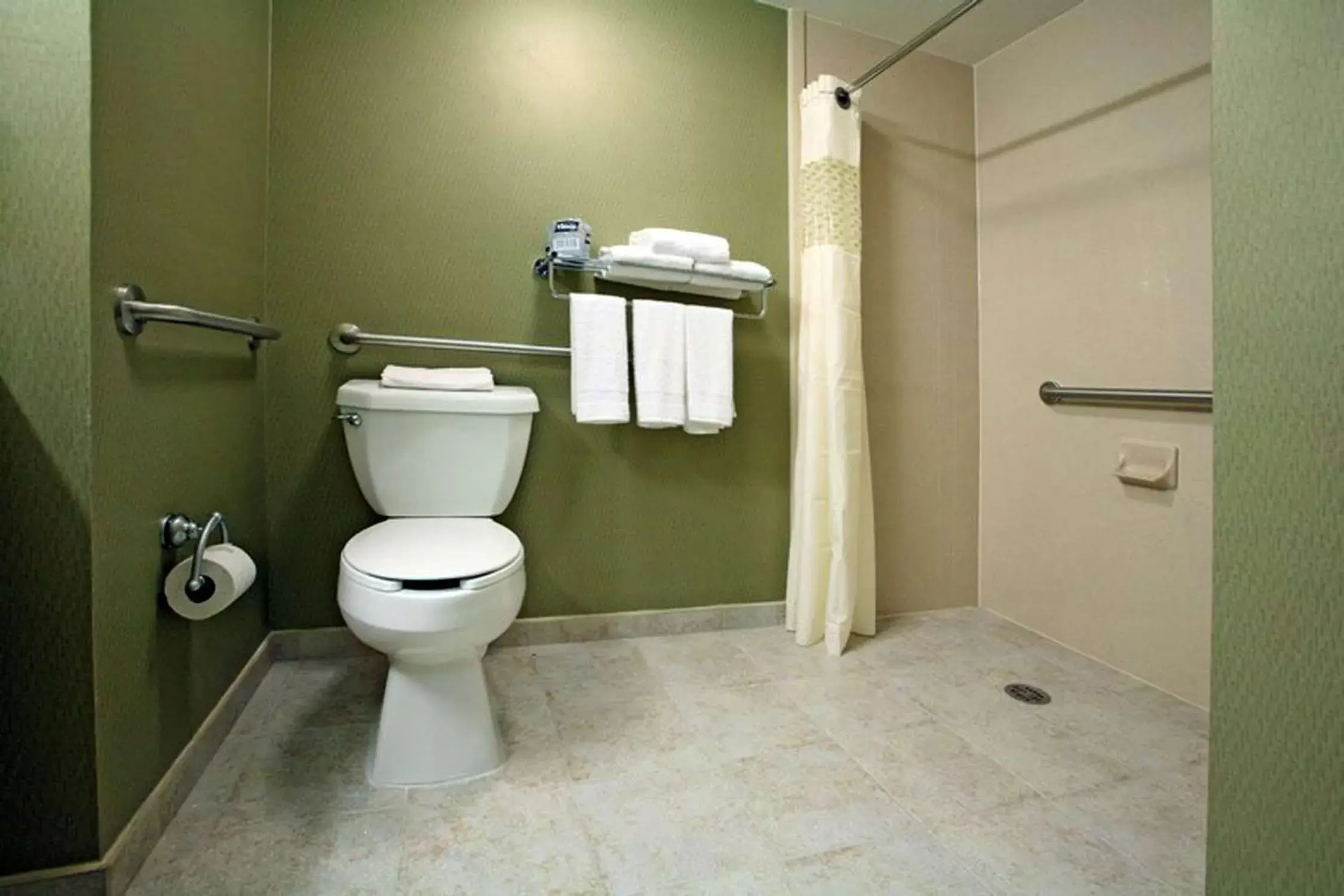 Bathroom in Hampton by Hilton Reynosa Zona Industrial