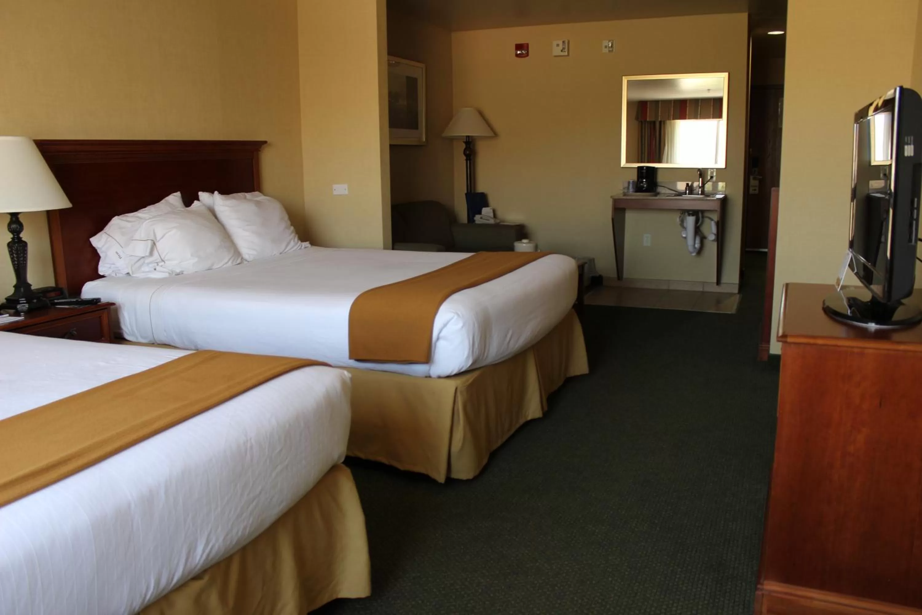 Bed in Holiday Inn Express Tehachapi by IHG