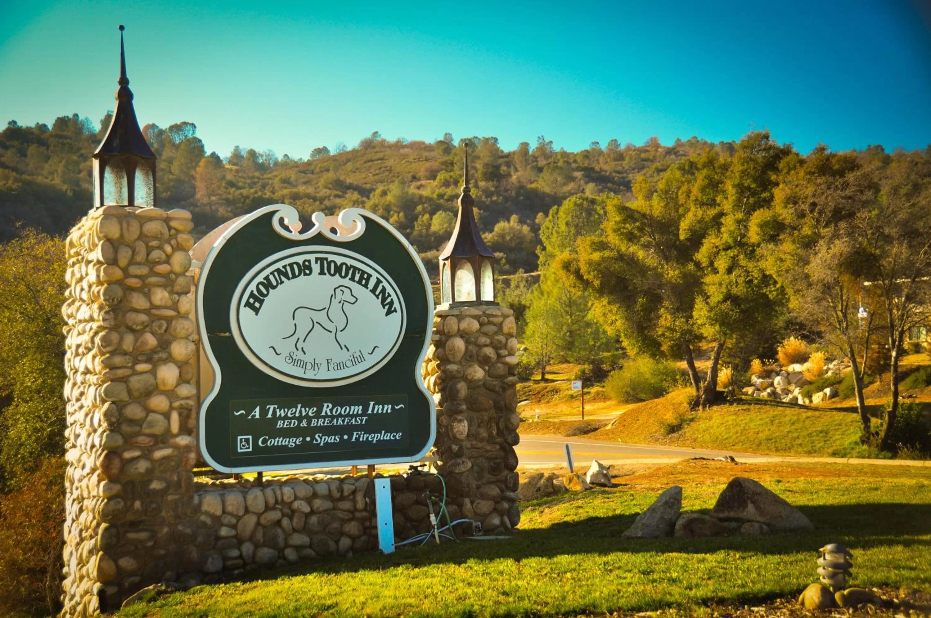 Property logo or sign in Hounds Tooth Inn