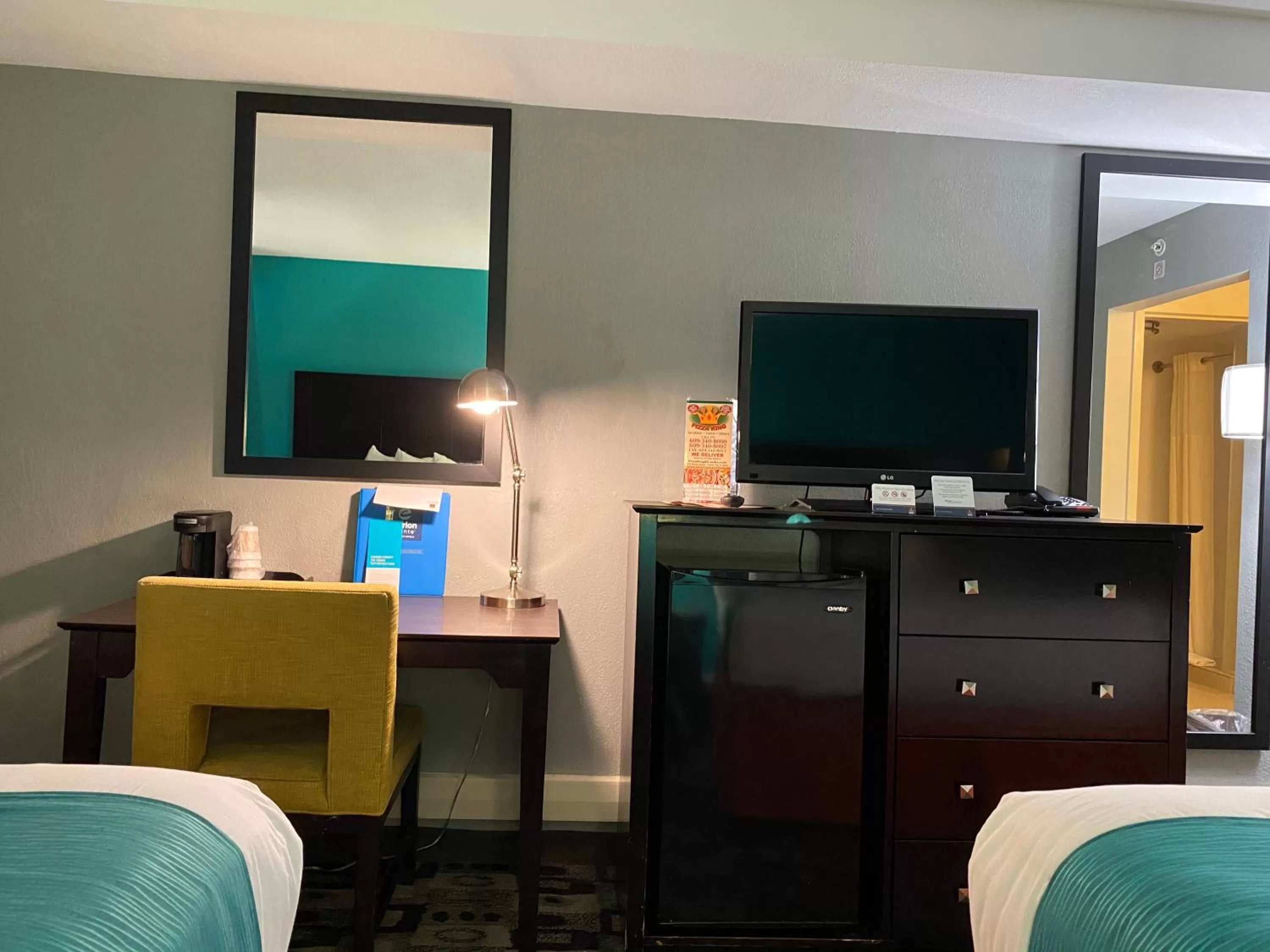 TV and multimedia, Bed in Clarion Inn Atlantic City - Beach and Boardwalk