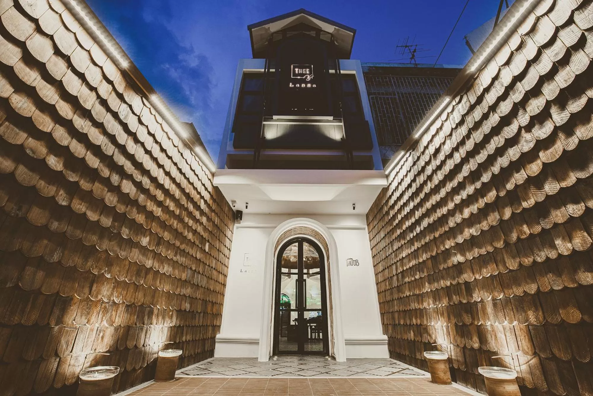 Facade/entrance in THEE Vijit Lanna by TH District