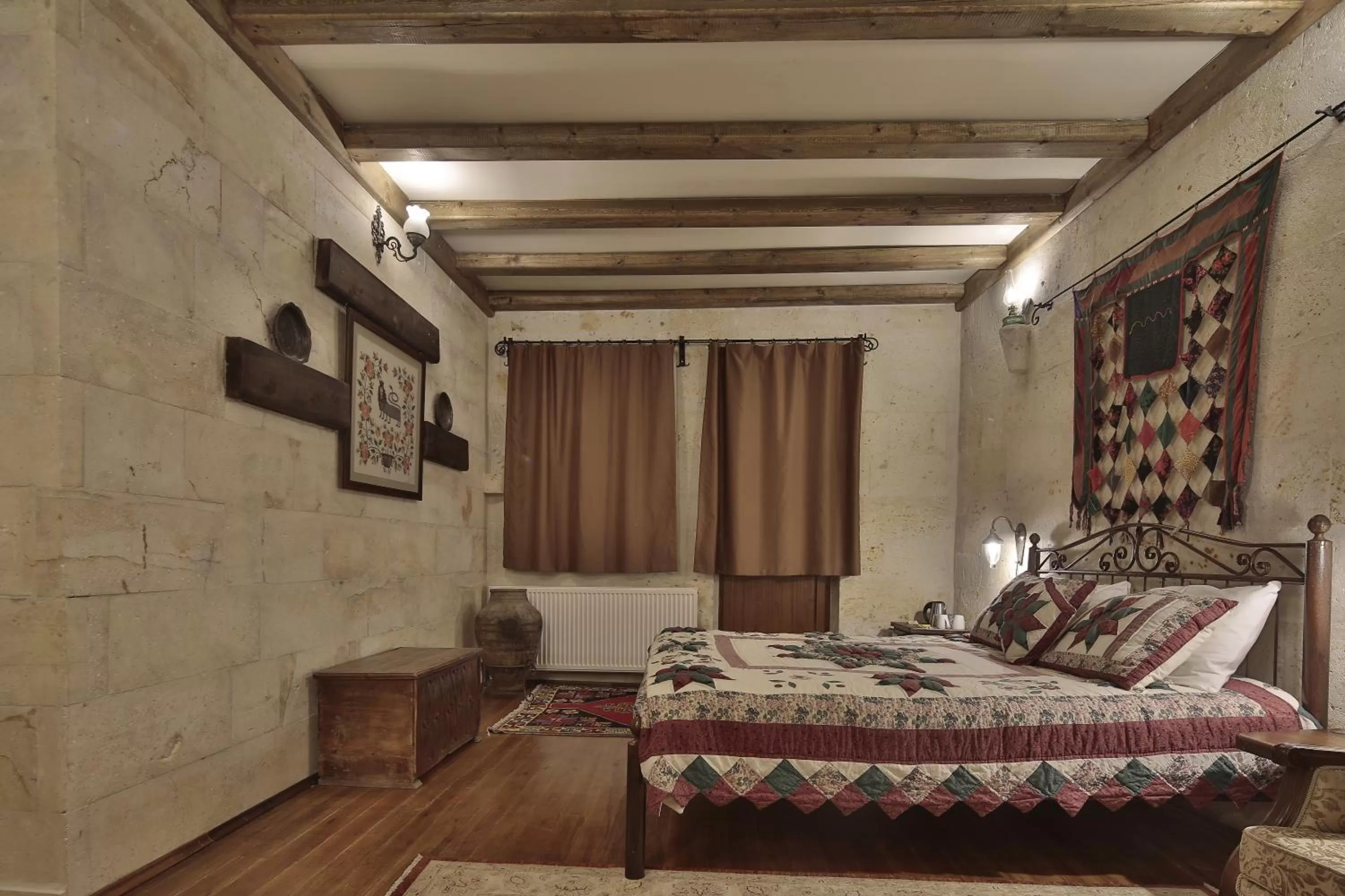 Shower, Bed in Vista Cave Hotel