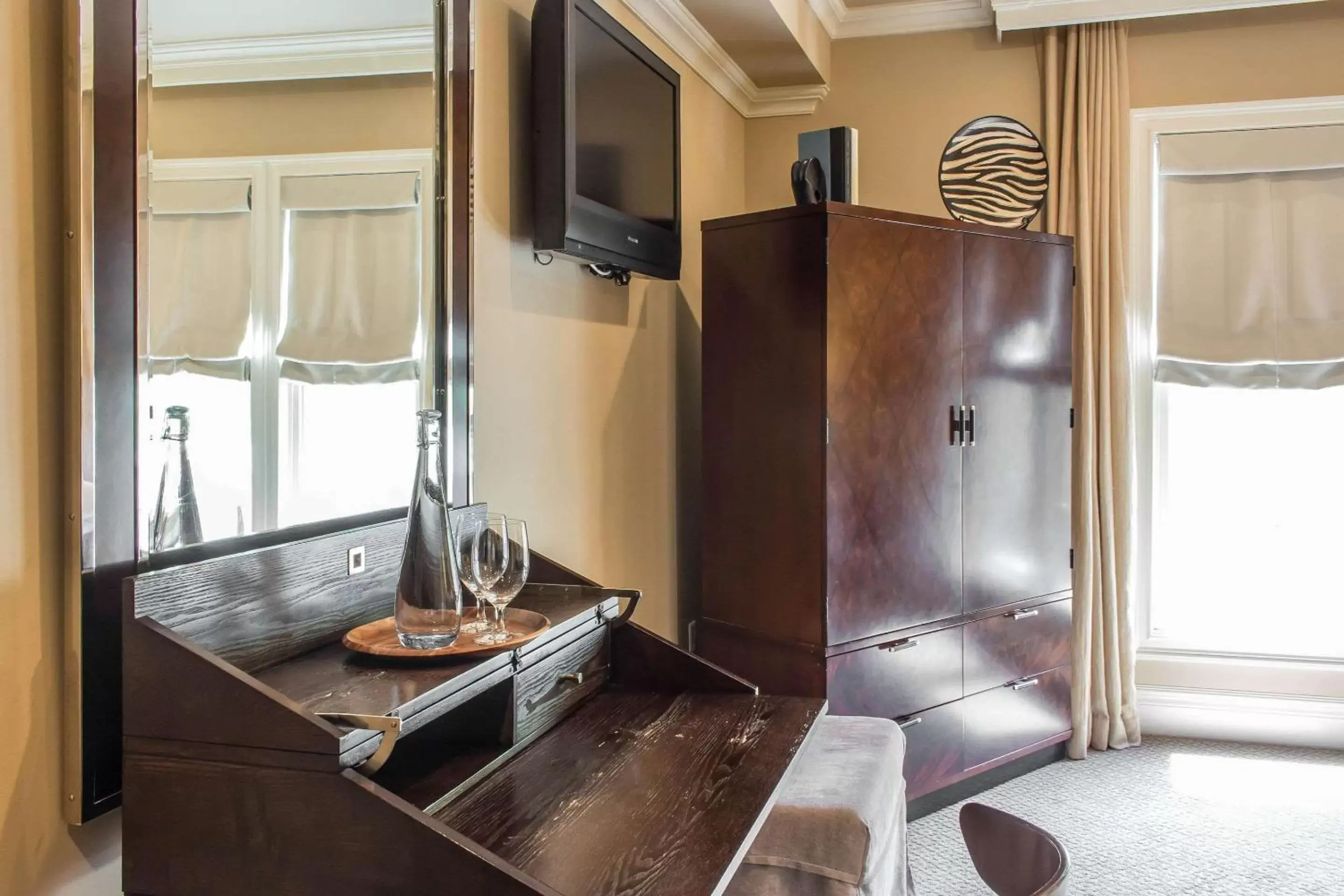 Photo of the whole room, TV/Entertainment Center in The Peacock Inn, Ascend Hotel Collection