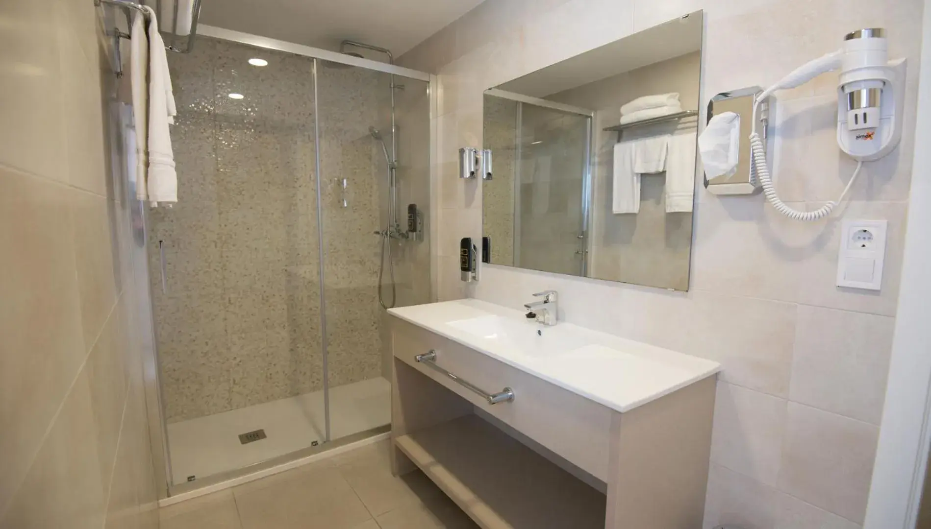 Shower, Bathroom in Hotel Chevy & Suites